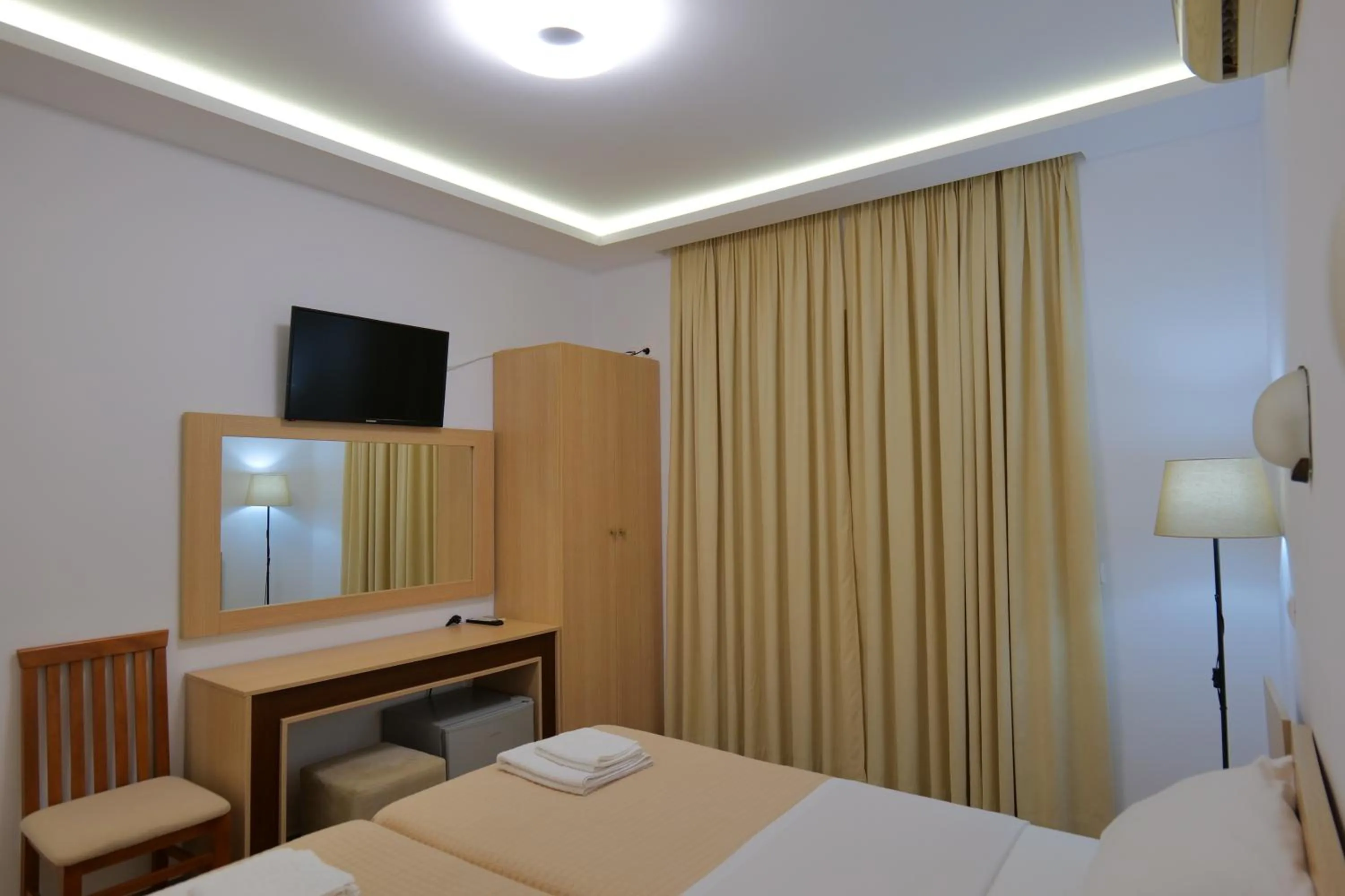 Communal lounge/ TV room, Bed in Hotel Mano