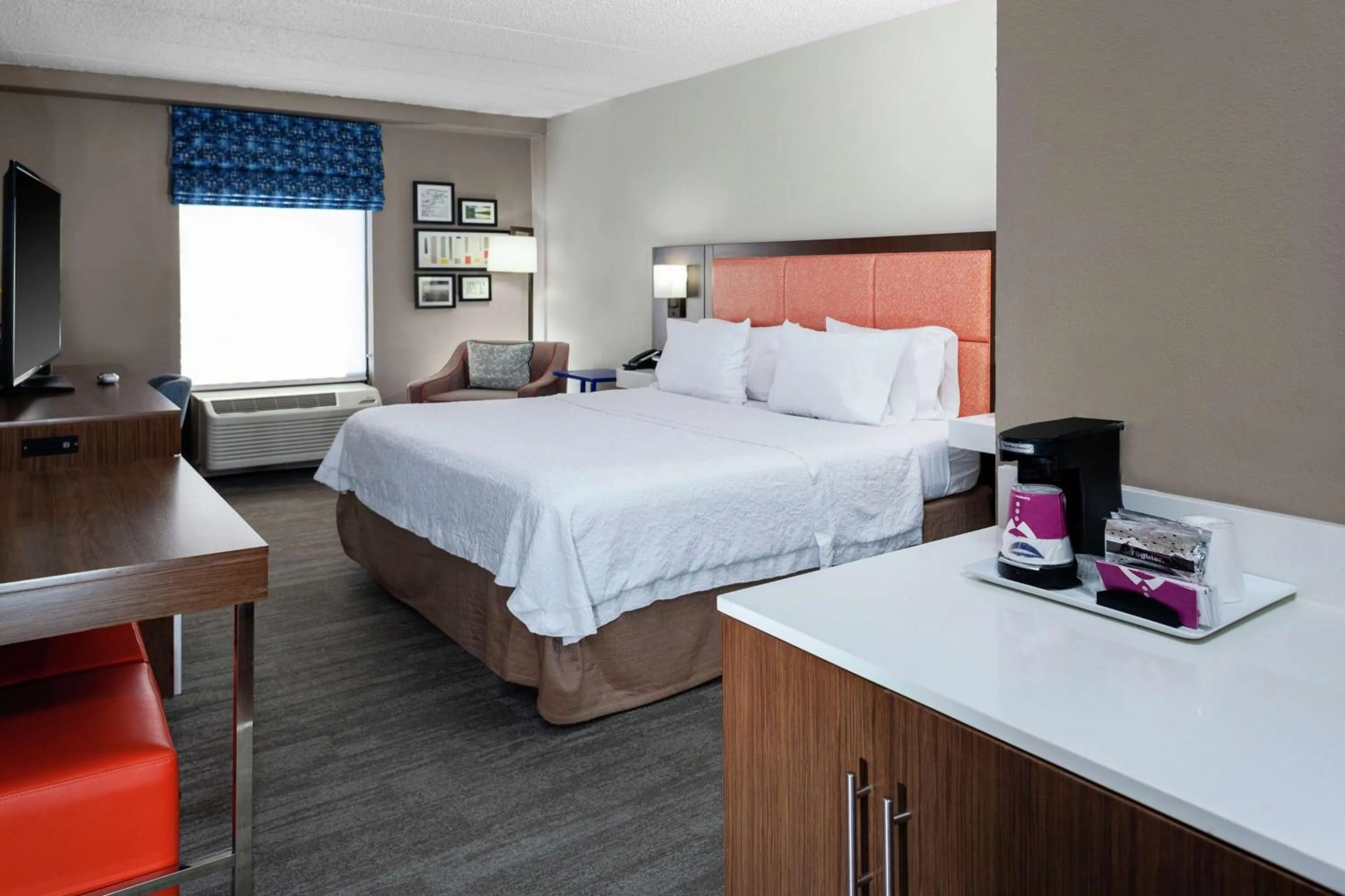 Bedroom, Bed in Hampton Inn Woodbridge