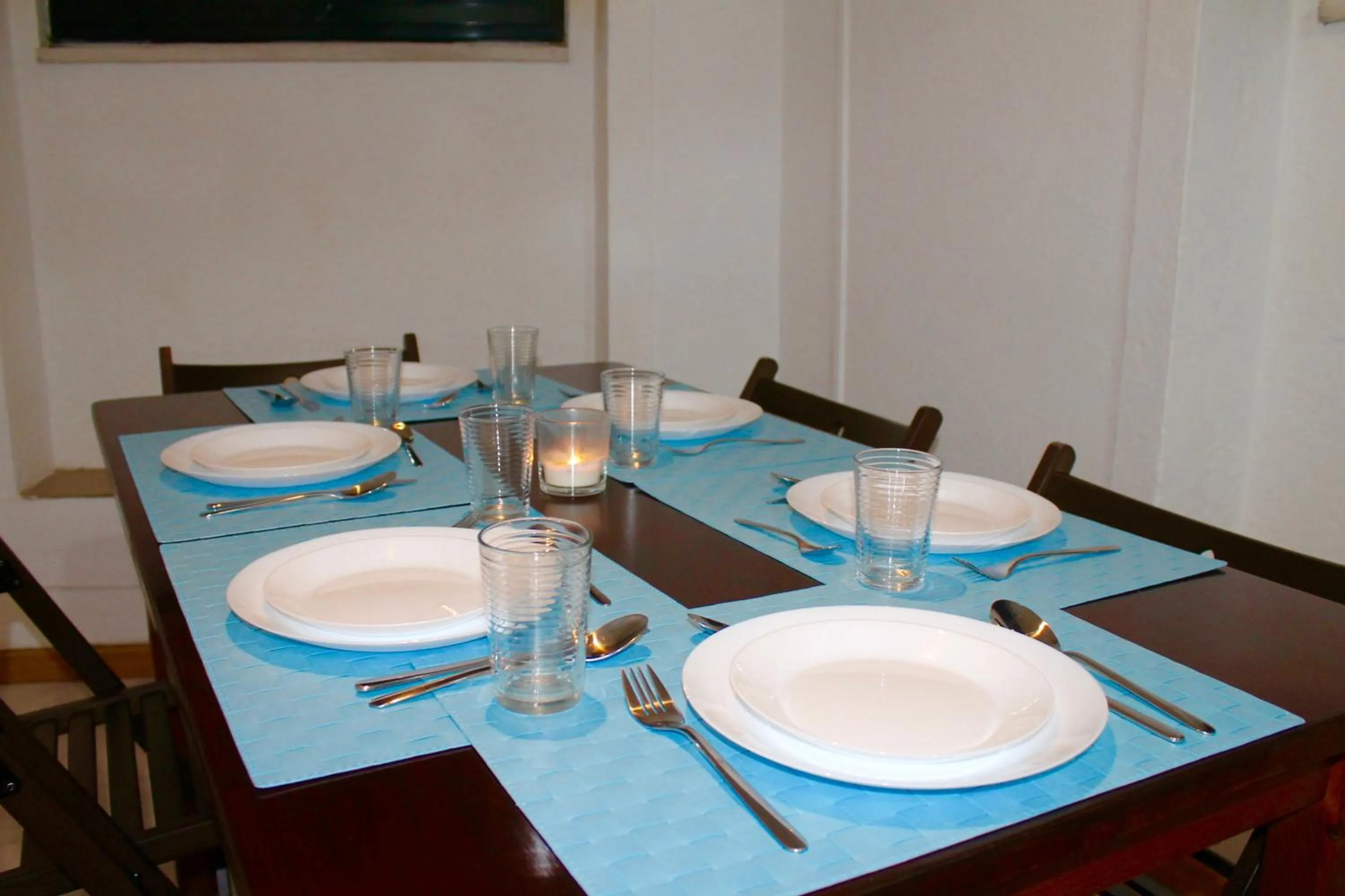 Dining area in Douro Surf Hostel
