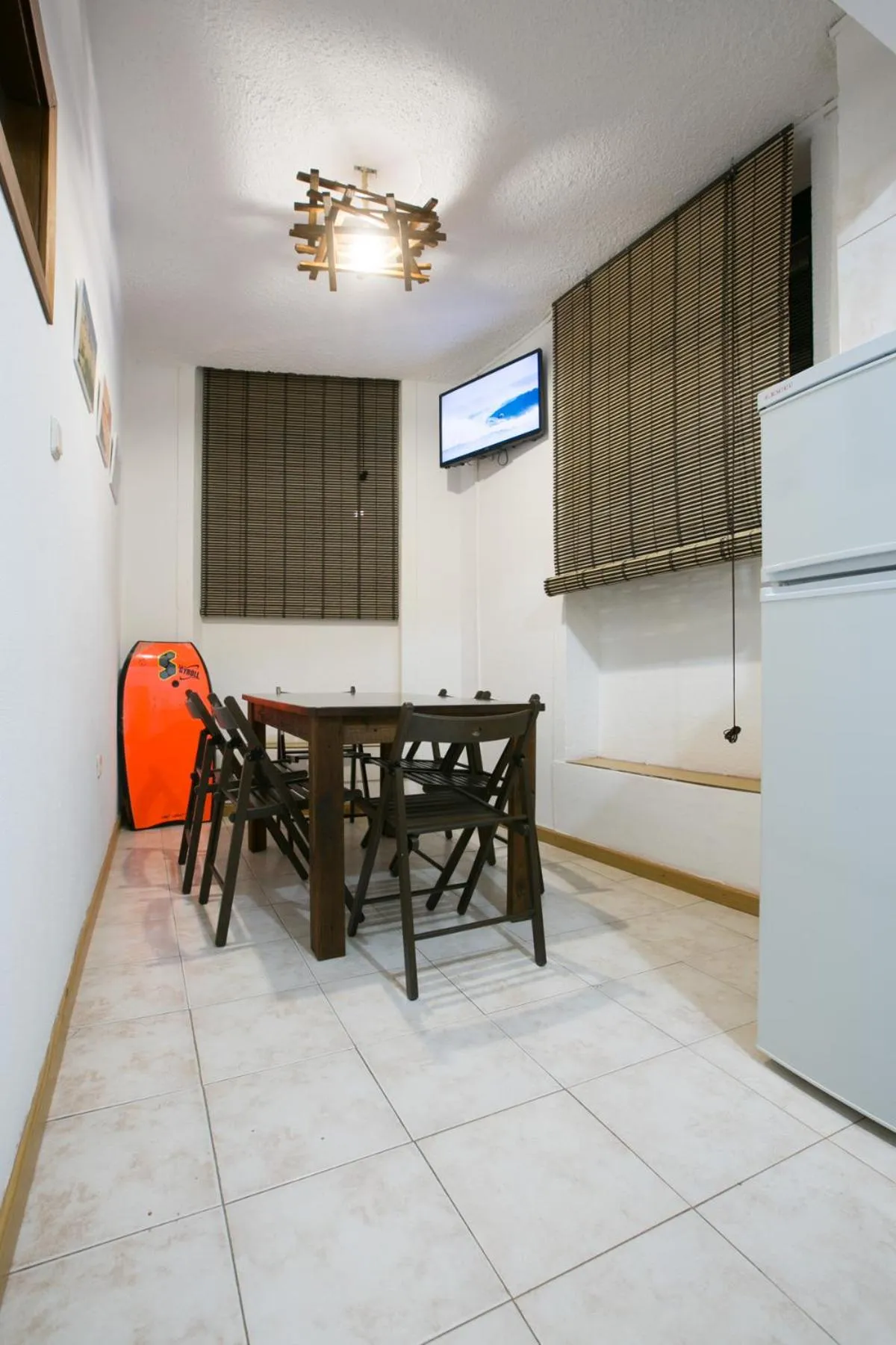 Dining area in Douro Surf Hostel