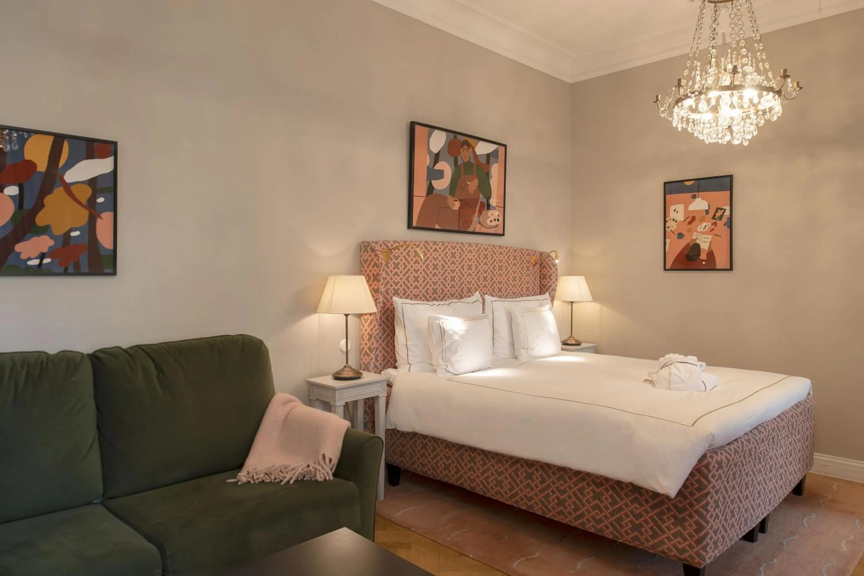 Seating area, Bed in The Sparrow Hotel