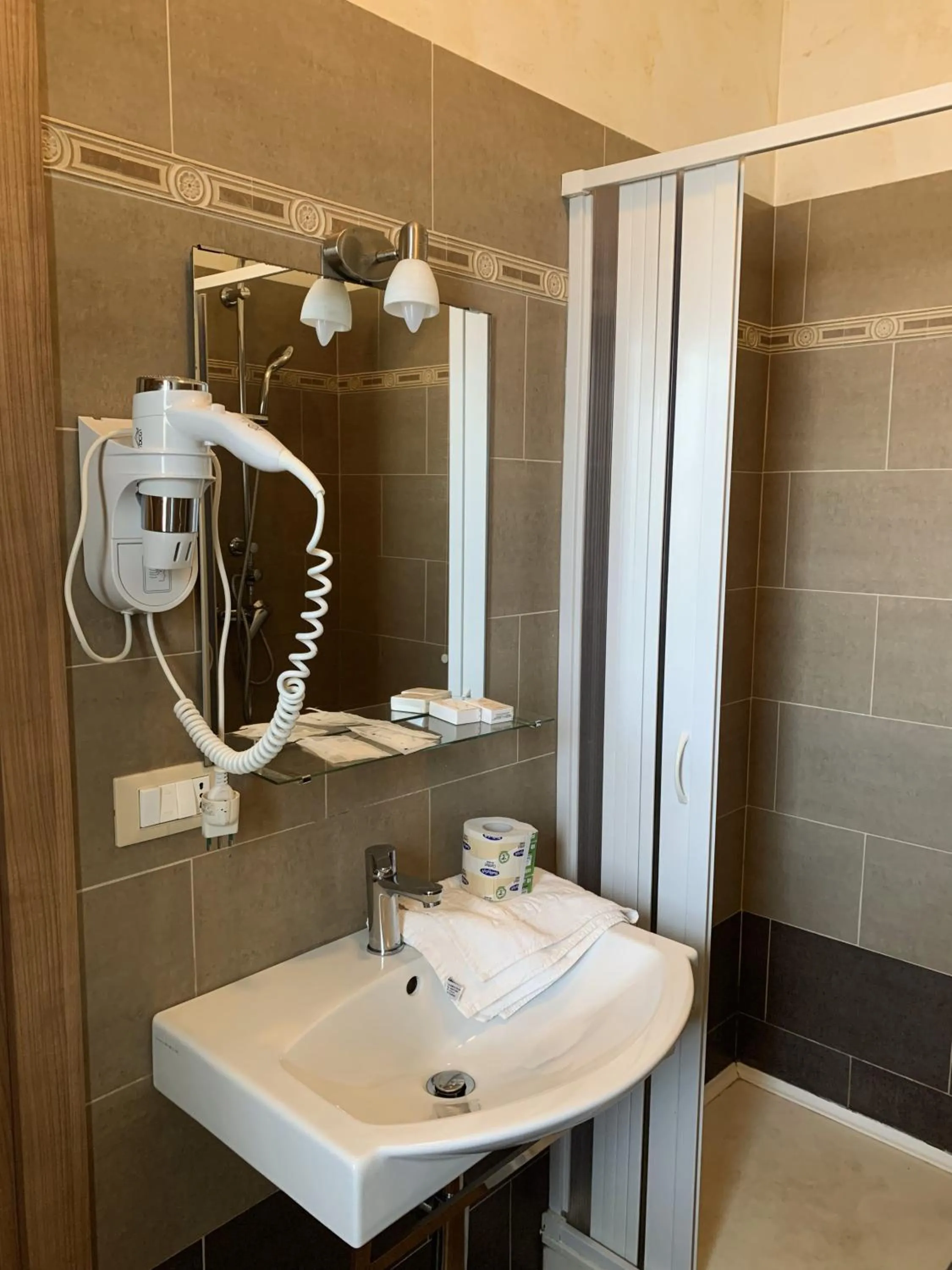 Bathroom in HOTEL MERCURIO SUL MARE - Fish restaurant and private beach