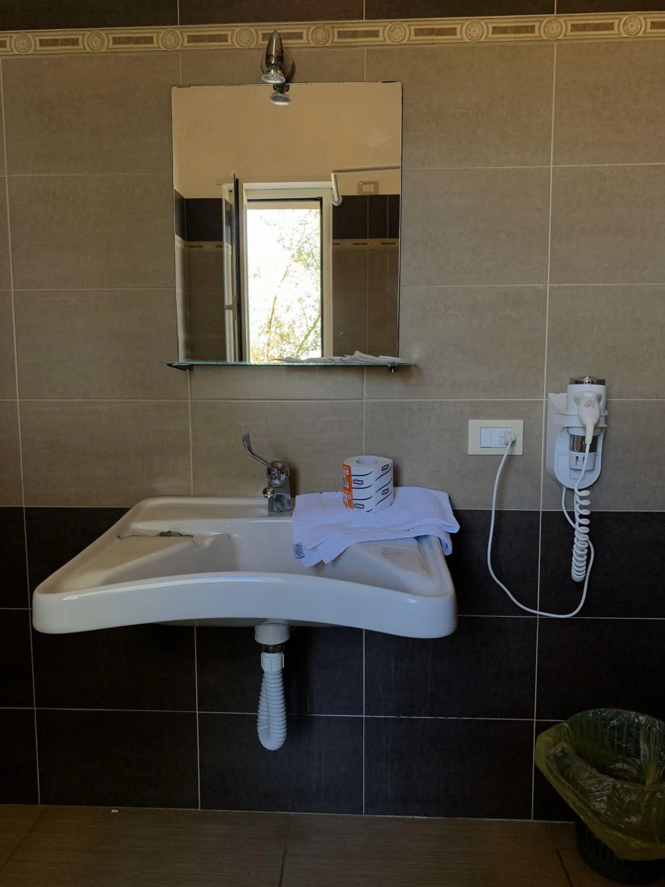 Bathroom in HOTEL MERCURIO SUL MARE - Fish restaurant and private beach