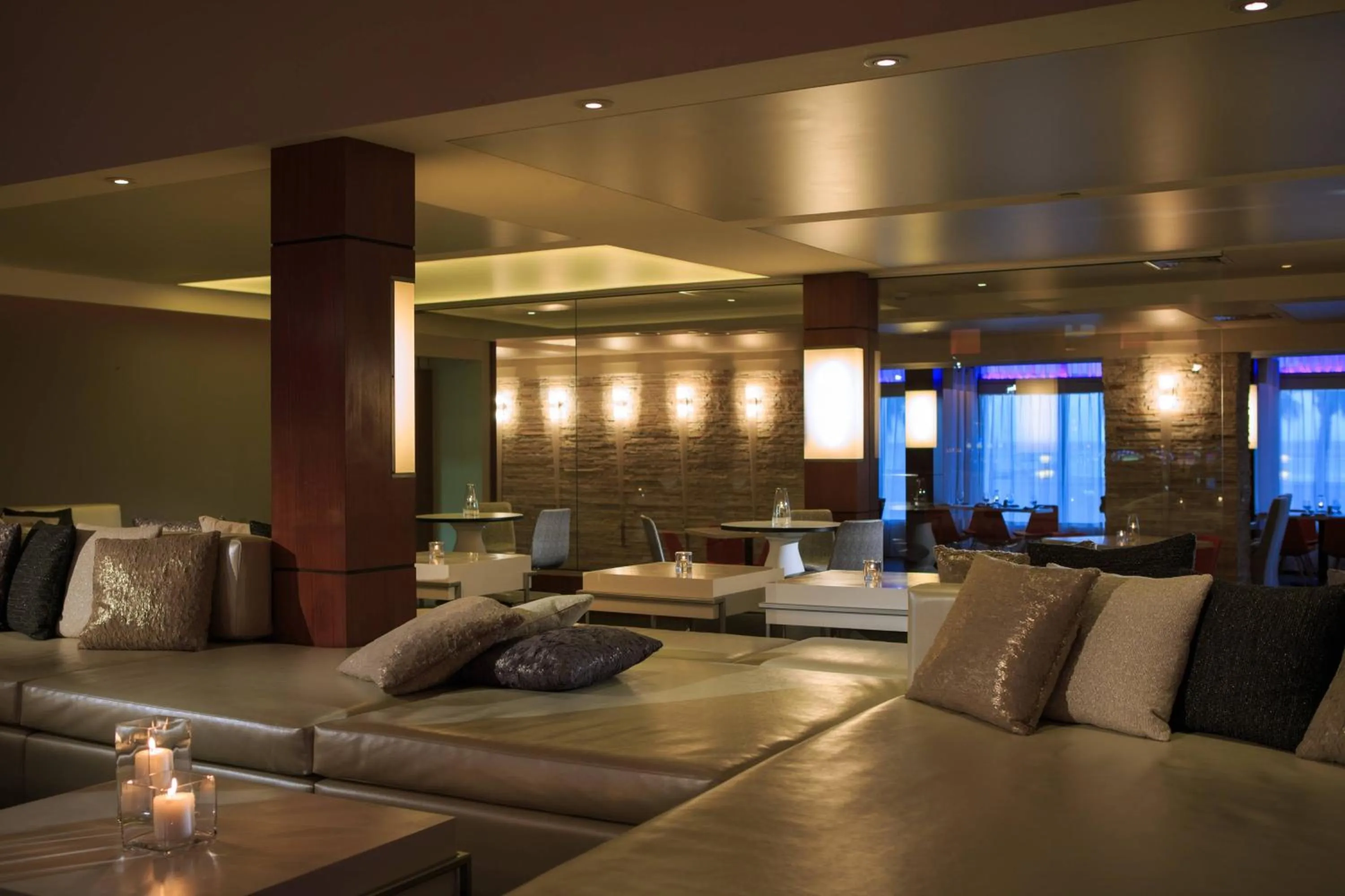 Lounge or bar in Renaissance Wind Creek Aruba Resort