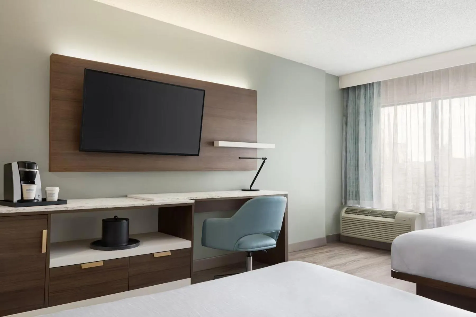 Bed in Garner Hotel Totowa by IHG