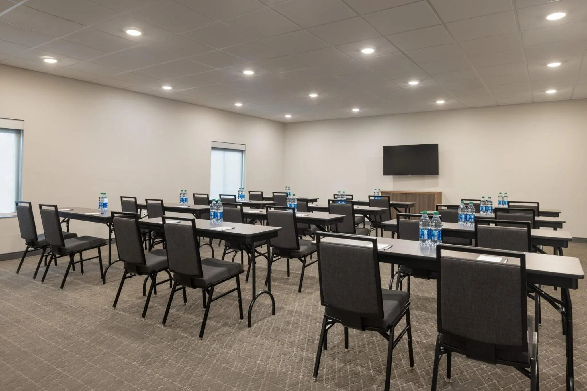 Meeting/conference room in Garner Hotel Totowa by IHG