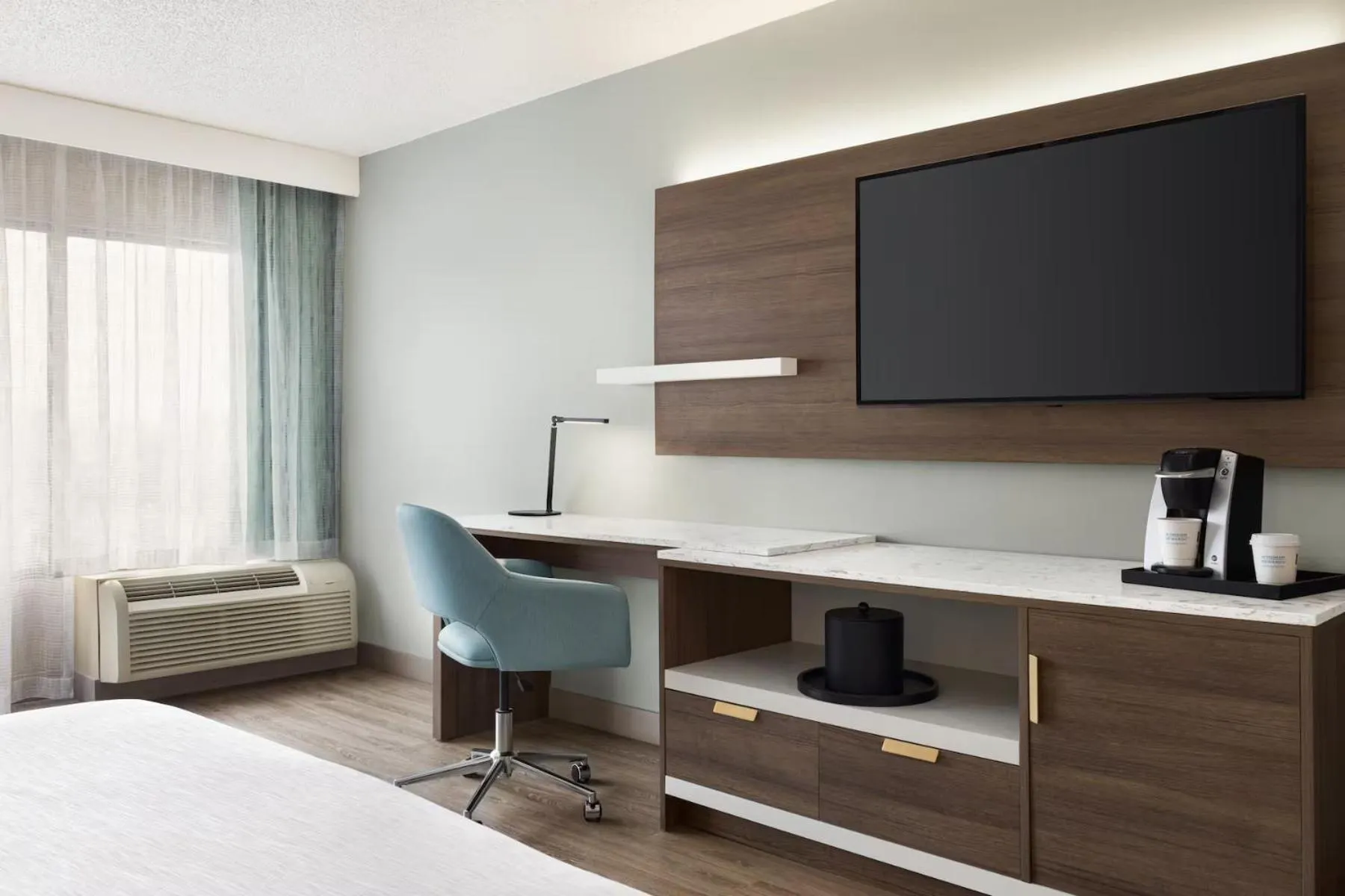 Bed in Garner Hotel Totowa by IHG