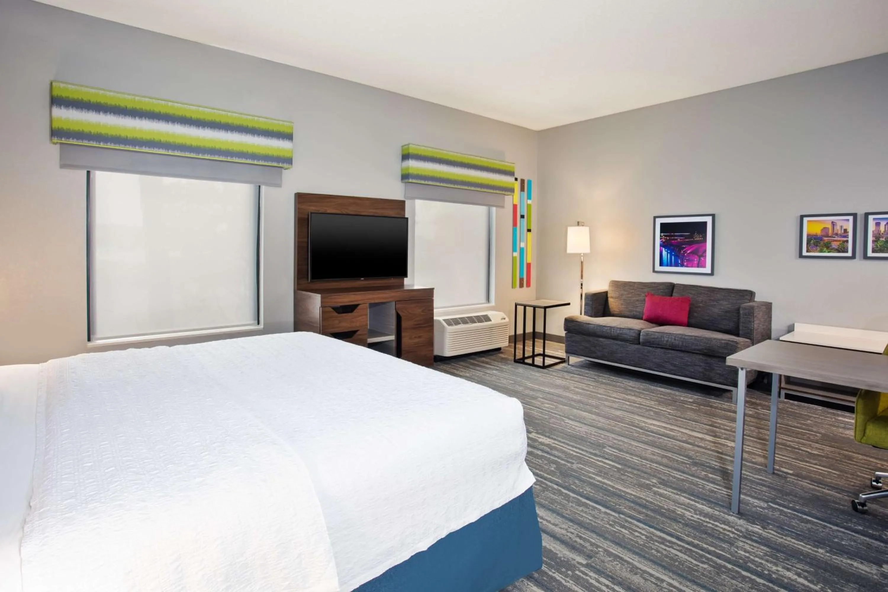 Living room, Bed in Hampton Inn & Suites Tampa East Casino Area