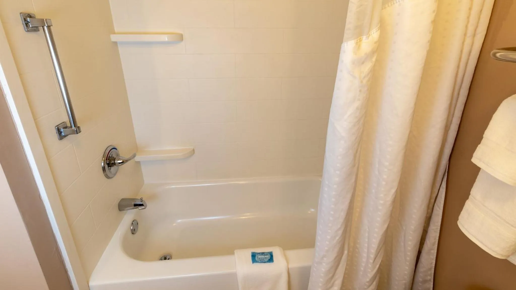 Photo of the whole room in Holiday Inn Express Birmingham Irondale East by IHG