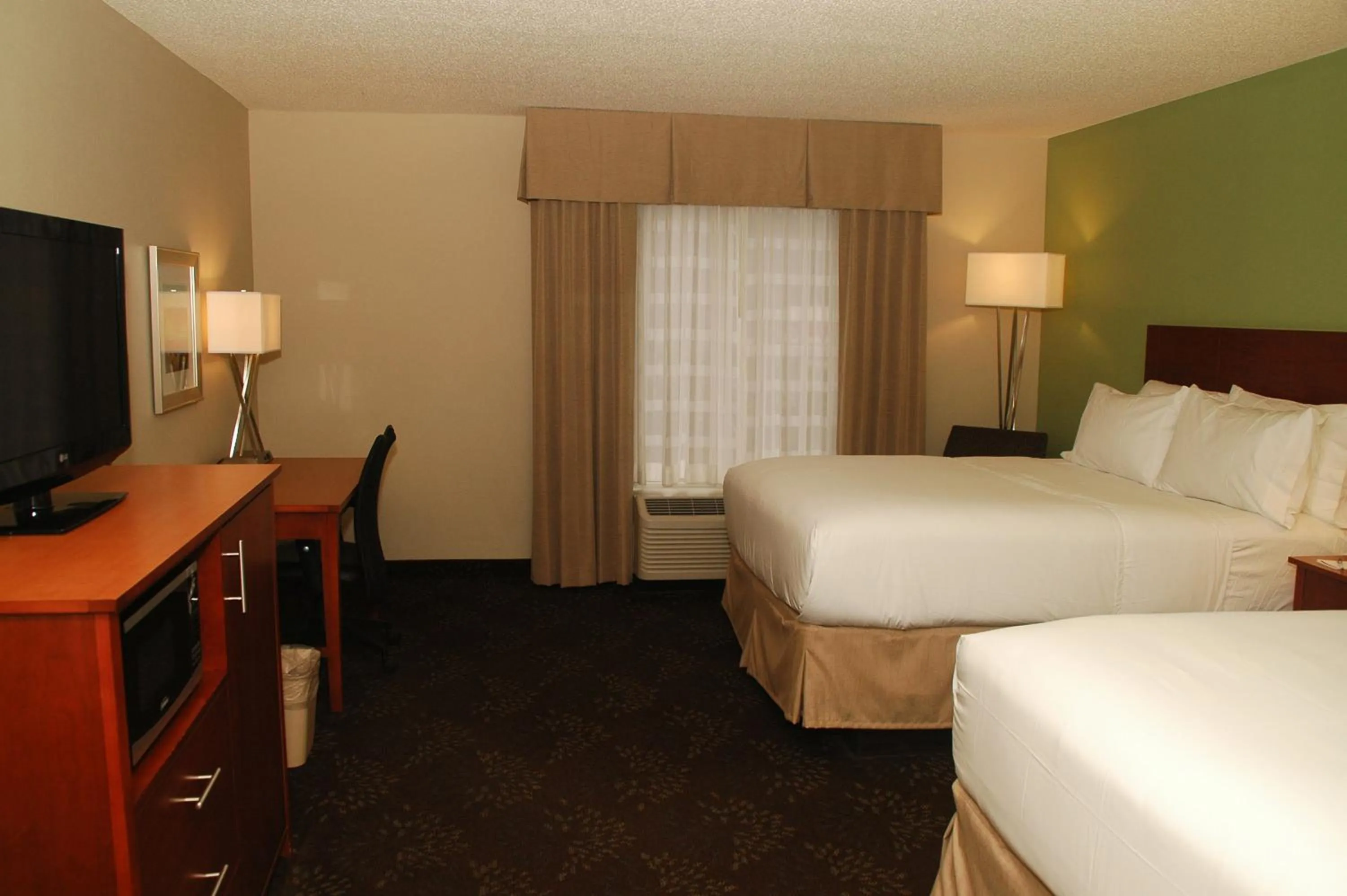 Photo of the whole room, Bed in Holiday Inn Express Birmingham Irondale East by IHG