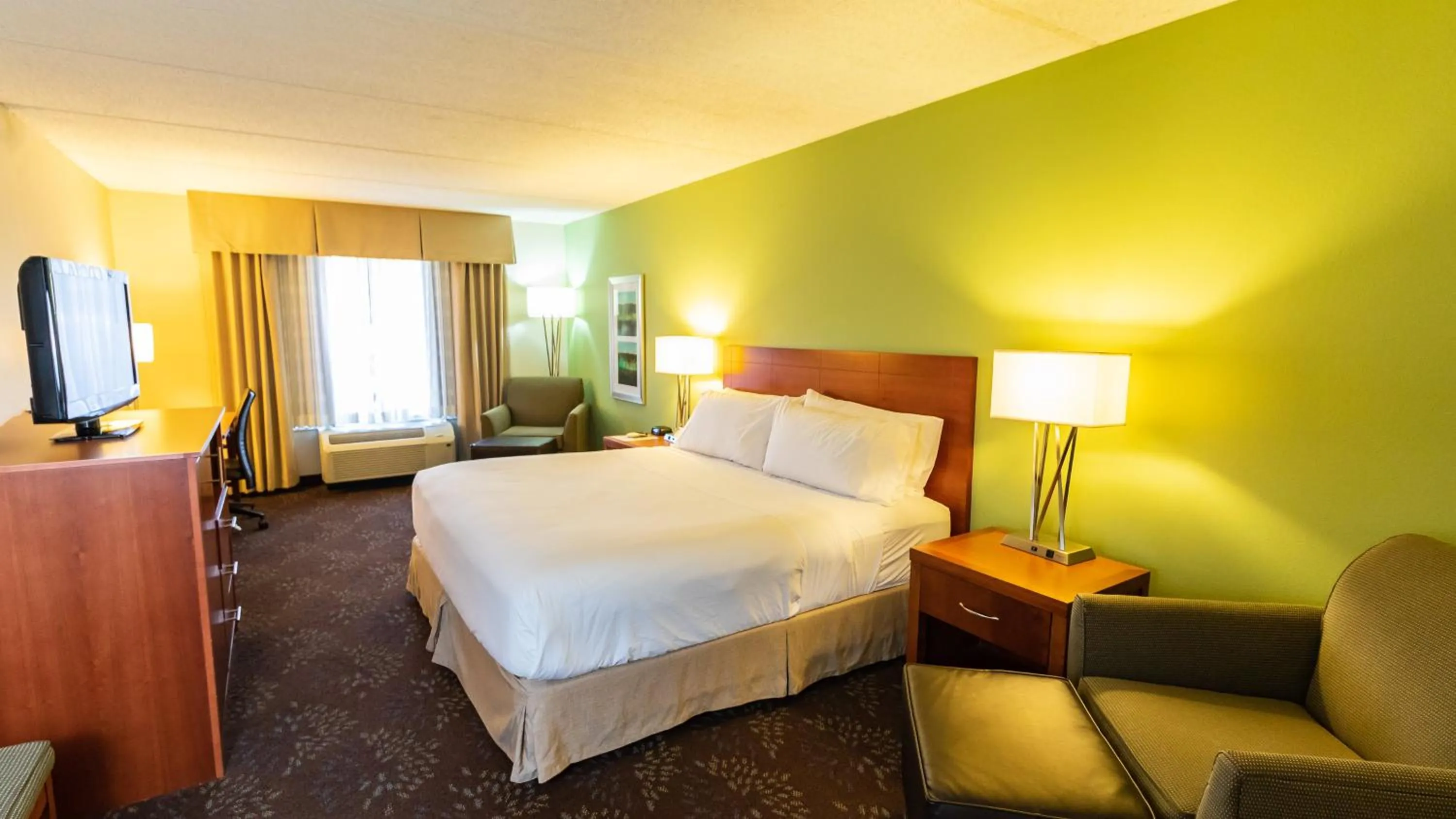 Photo of the whole room, Bed in Holiday Inn Express Birmingham Irondale East by IHG