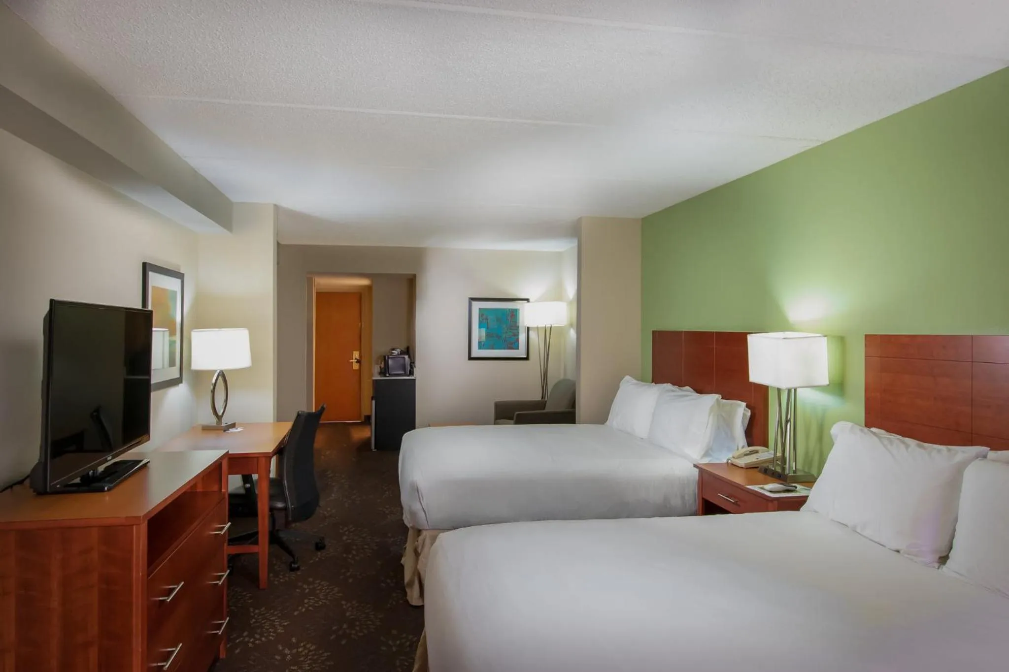 Photo of the whole room, Bed in Holiday Inn Express Birmingham Irondale East by IHG