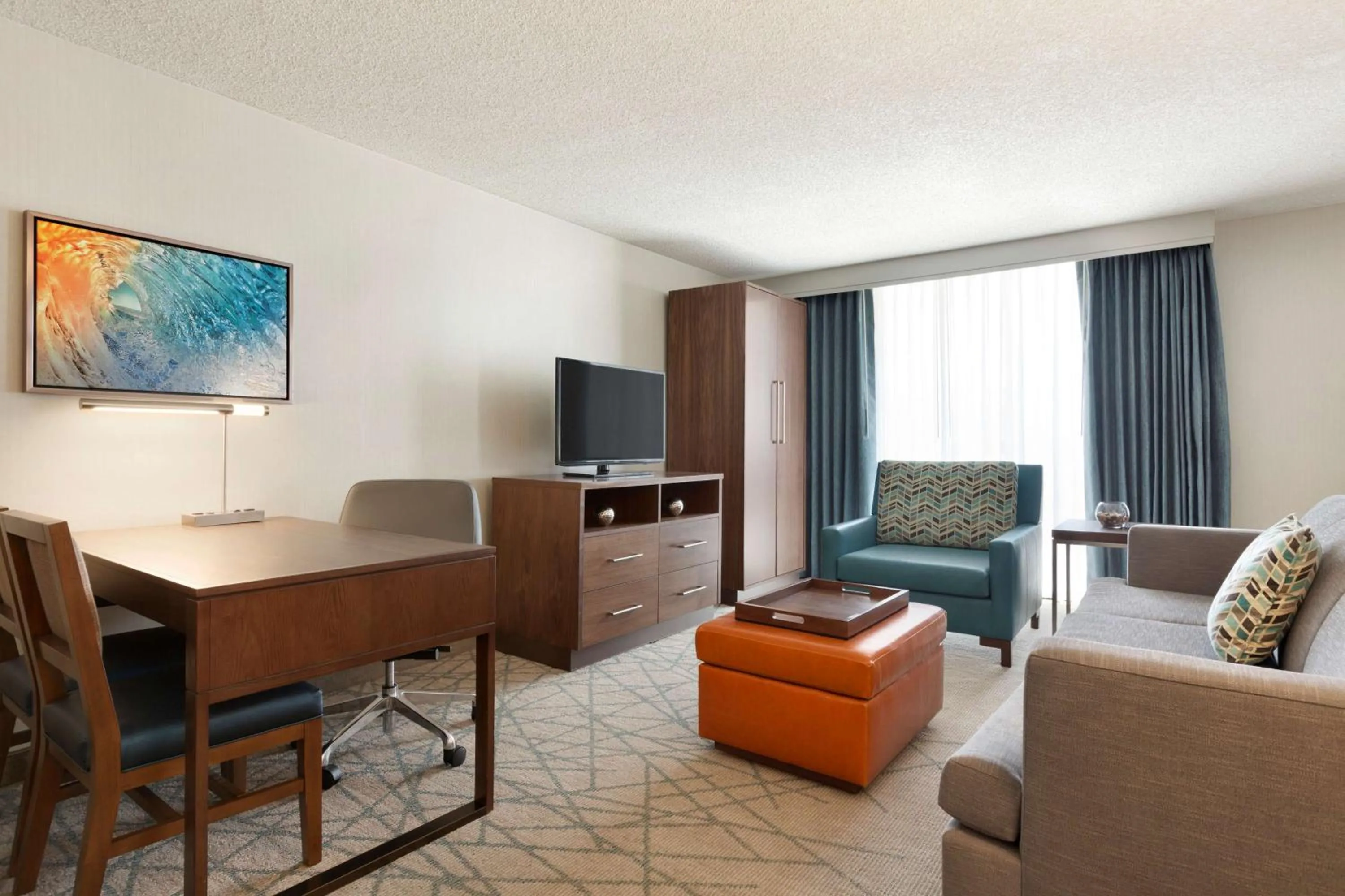 Living room in Embassy Suites San Luis Obispo