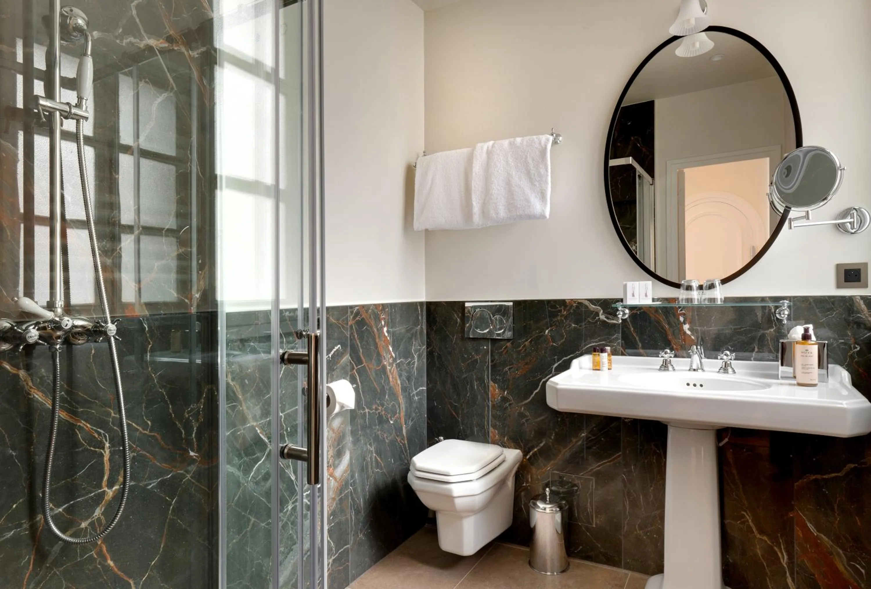 Shower in Les Rives de Notre-Dame