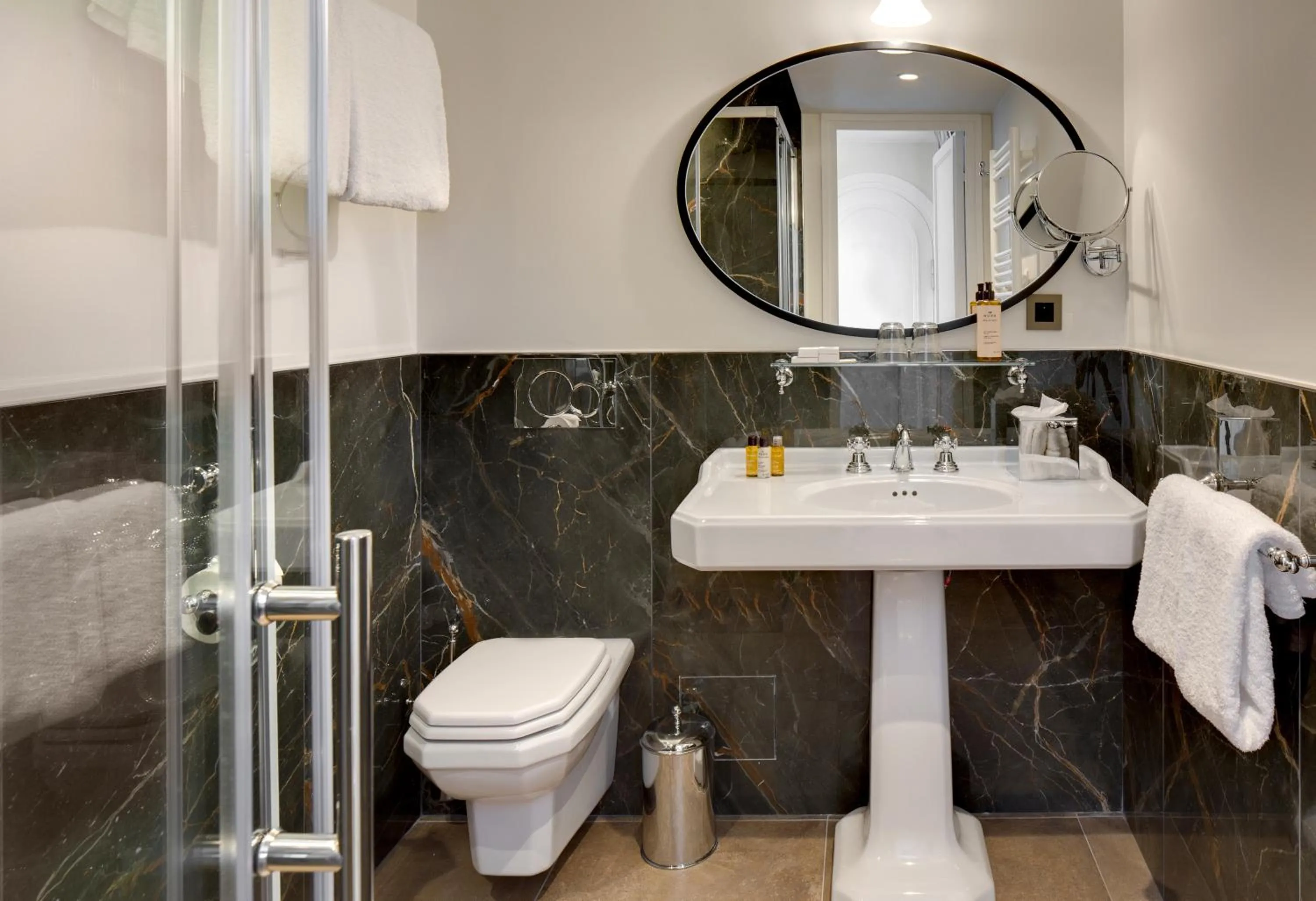 Bathroom in Les Rives de Notre-Dame