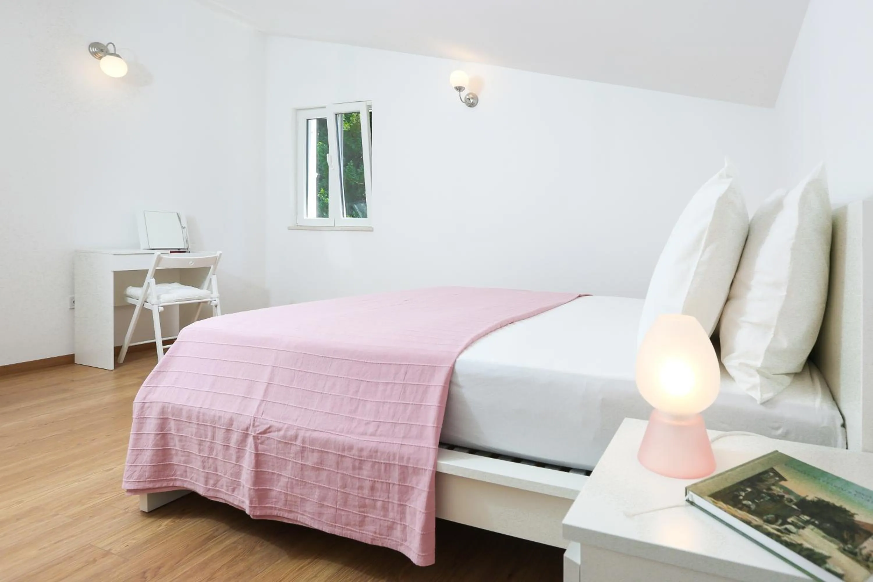 Bedroom, Bed in Apartment Dee Dee