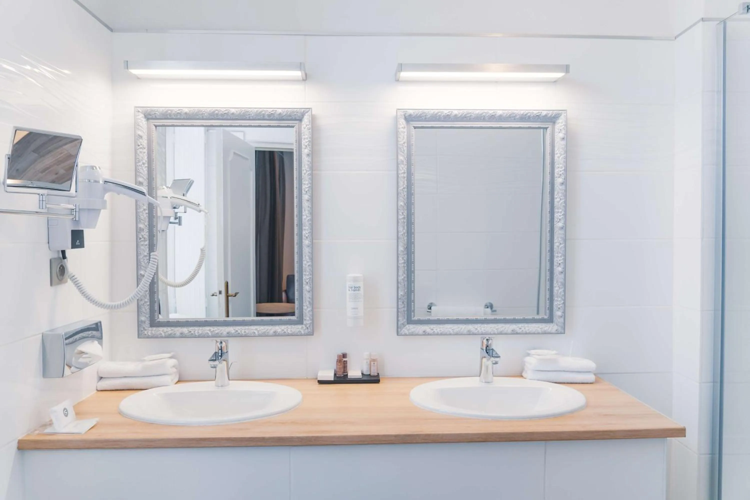 Bathroom in Oceania Hôtel d'Anjou Angers