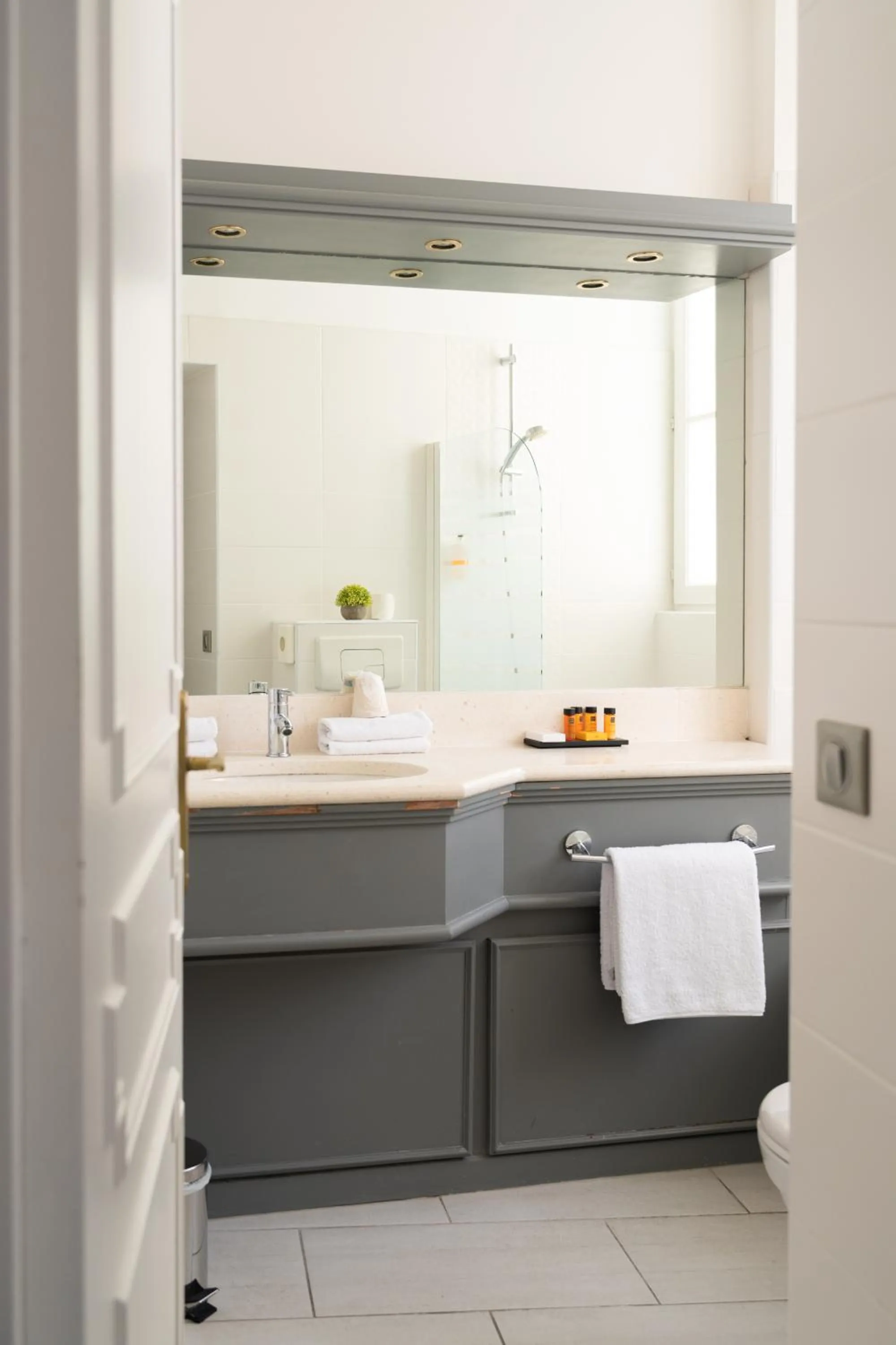 Bathroom in Oceania Hôtel d'Anjou Angers
