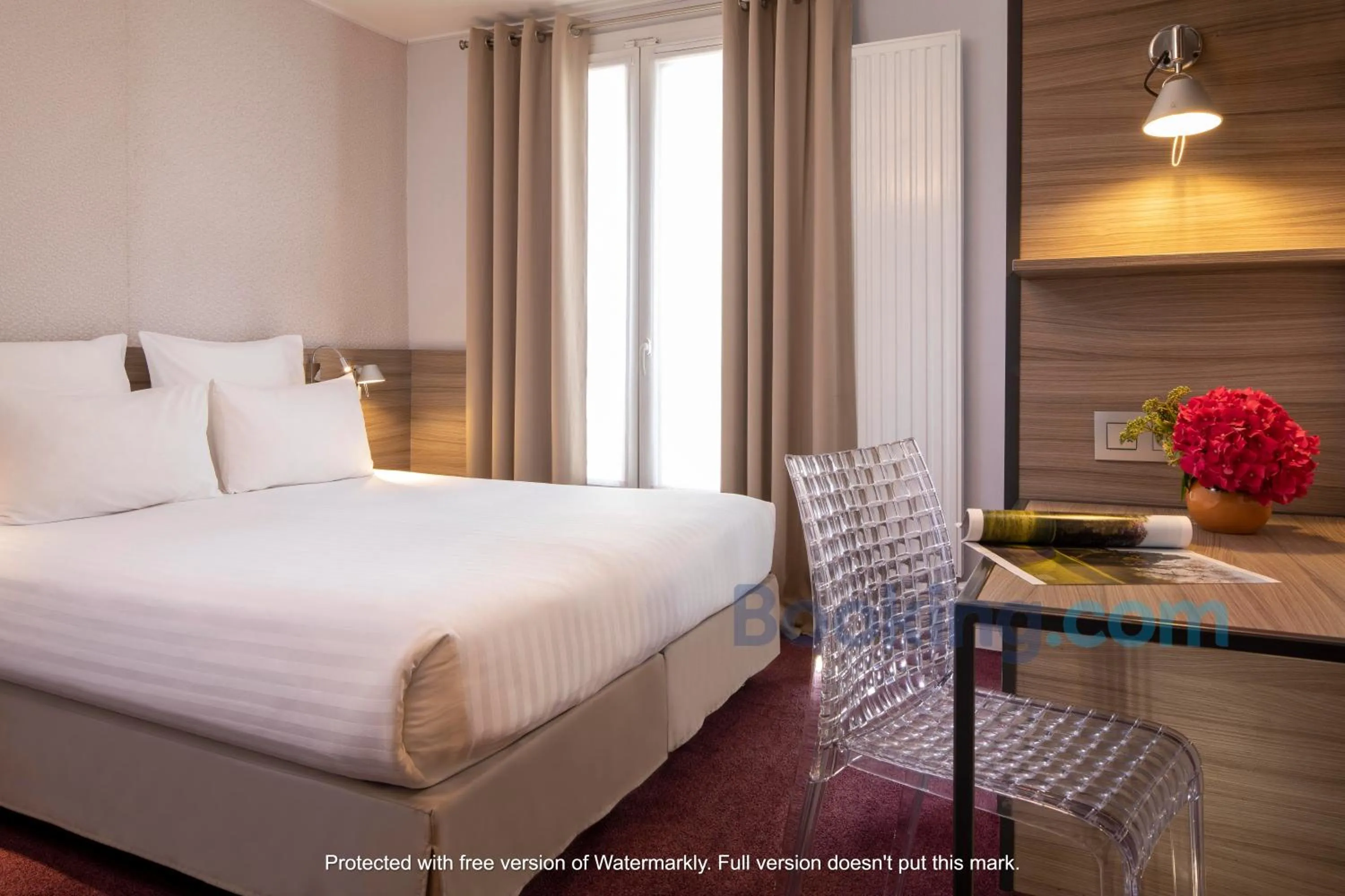 Superior Twin / Queen Room in Hôtel des 3 Collèges