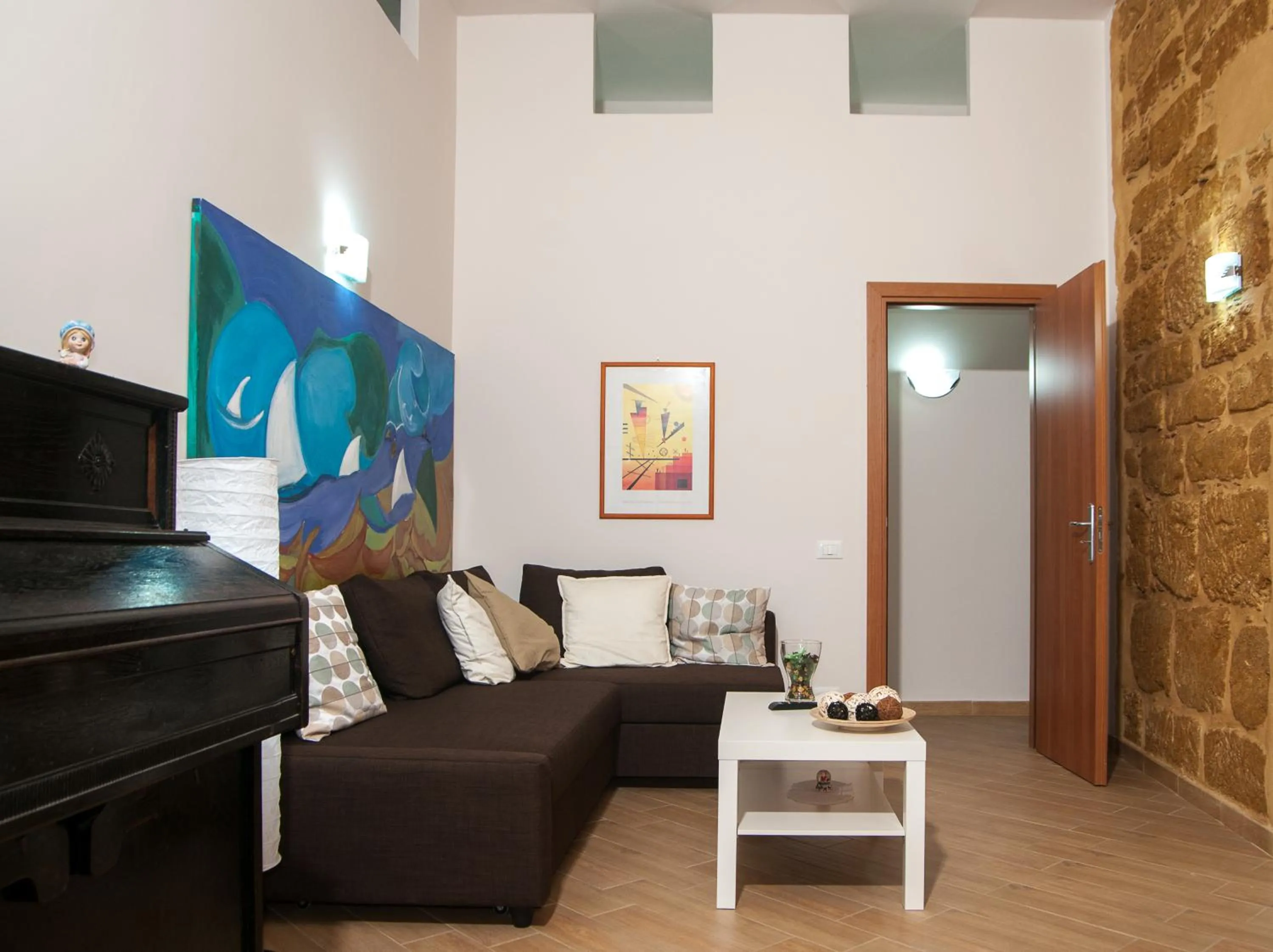 Communal lounge/ TV room in B&B Notti Sikane