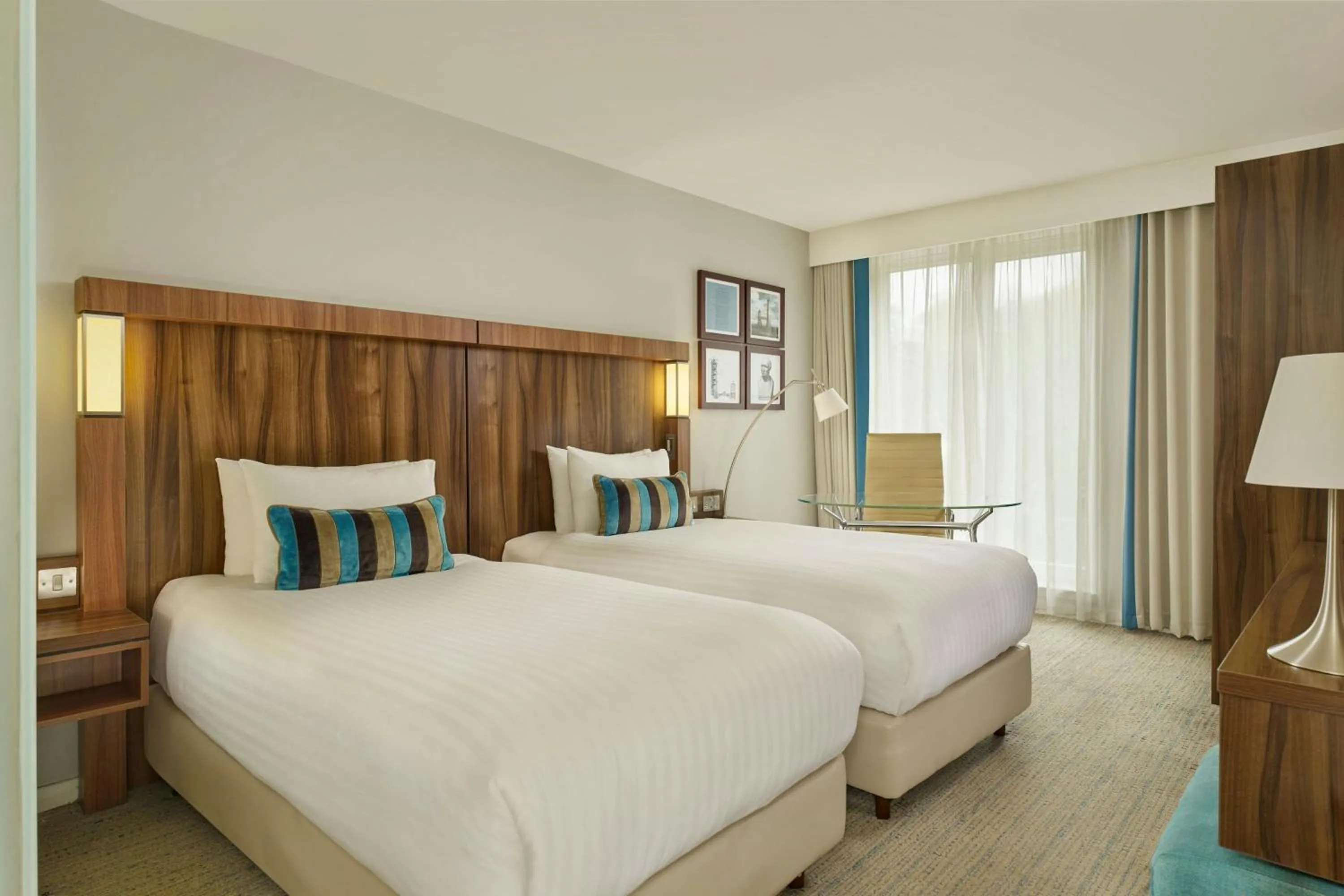 Photo of the whole room, Bed in Courtyard by Marriott Edinburgh