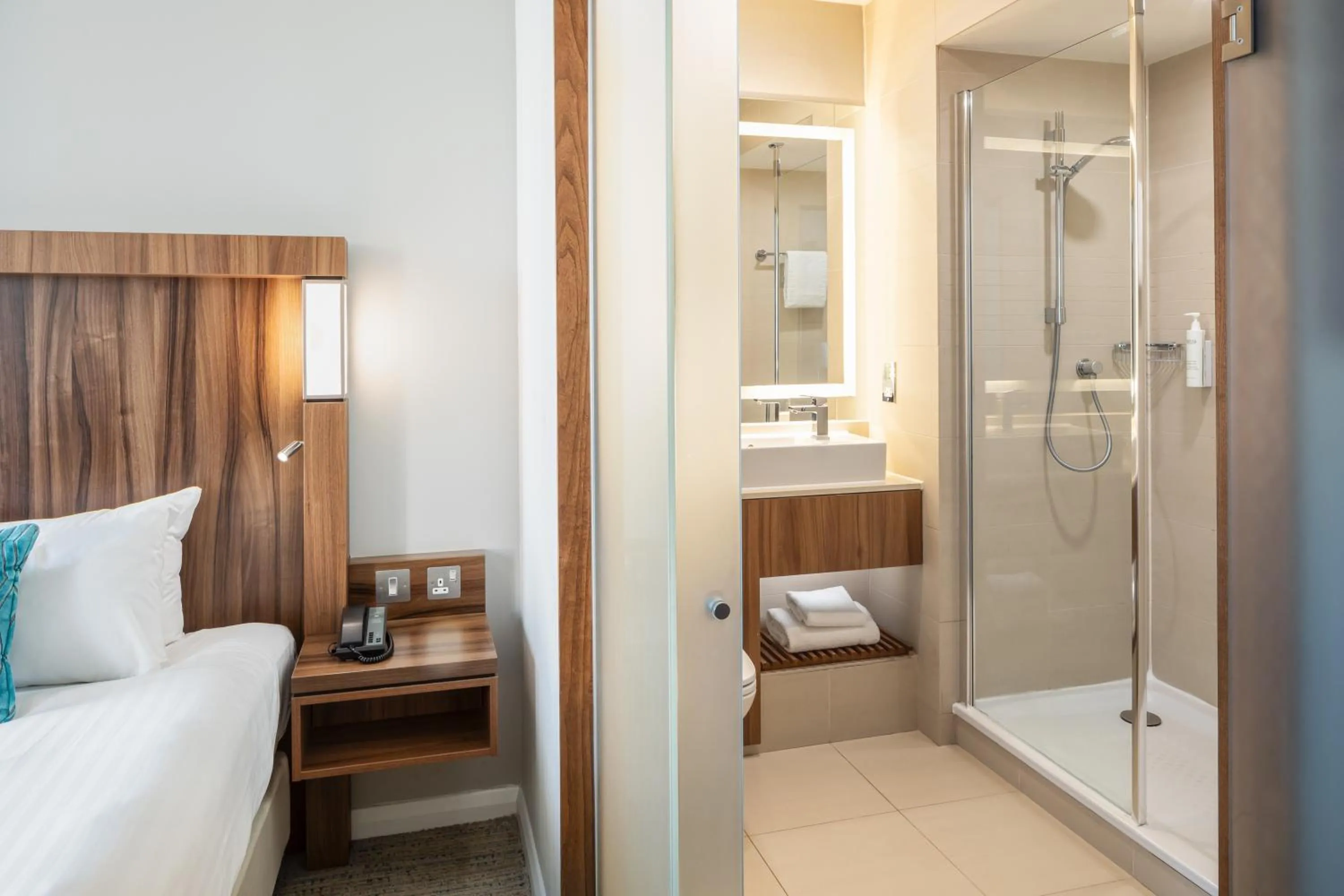 Bathroom, Bed in Courtyard by Marriott Edinburgh