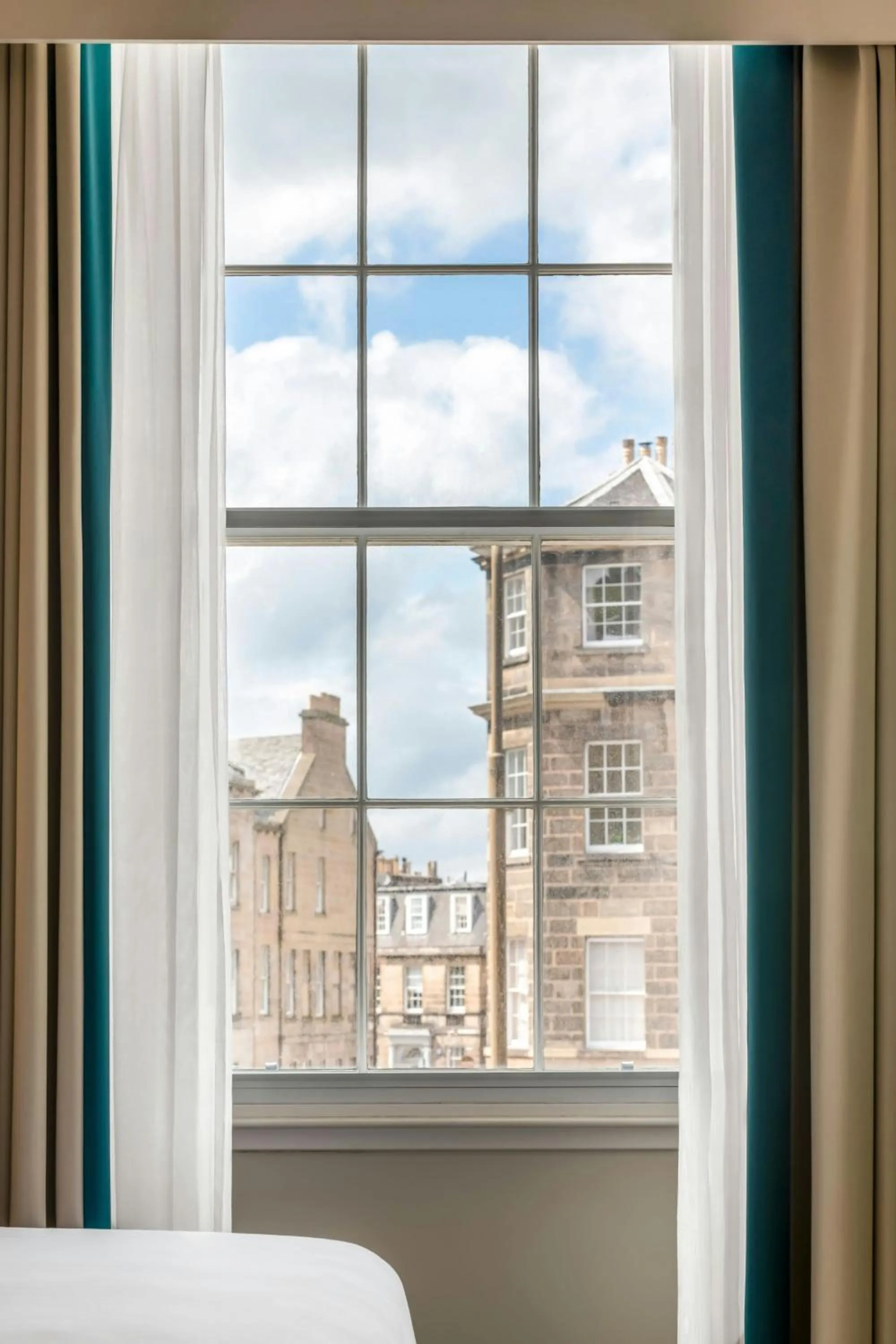 Photo of the whole room, Bed in Courtyard by Marriott Edinburgh