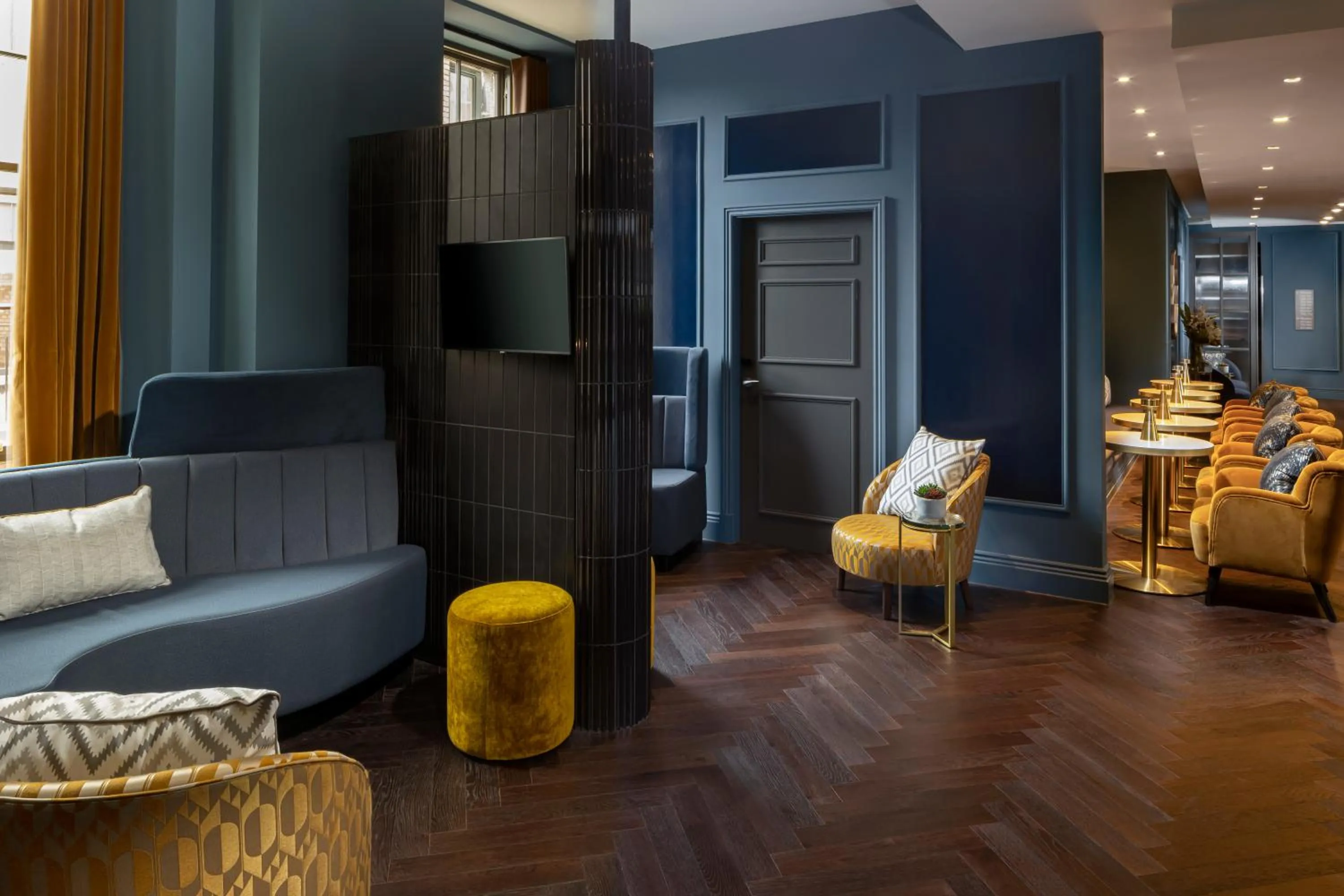 Lounge or bar in Courtyard by Marriott Edinburgh