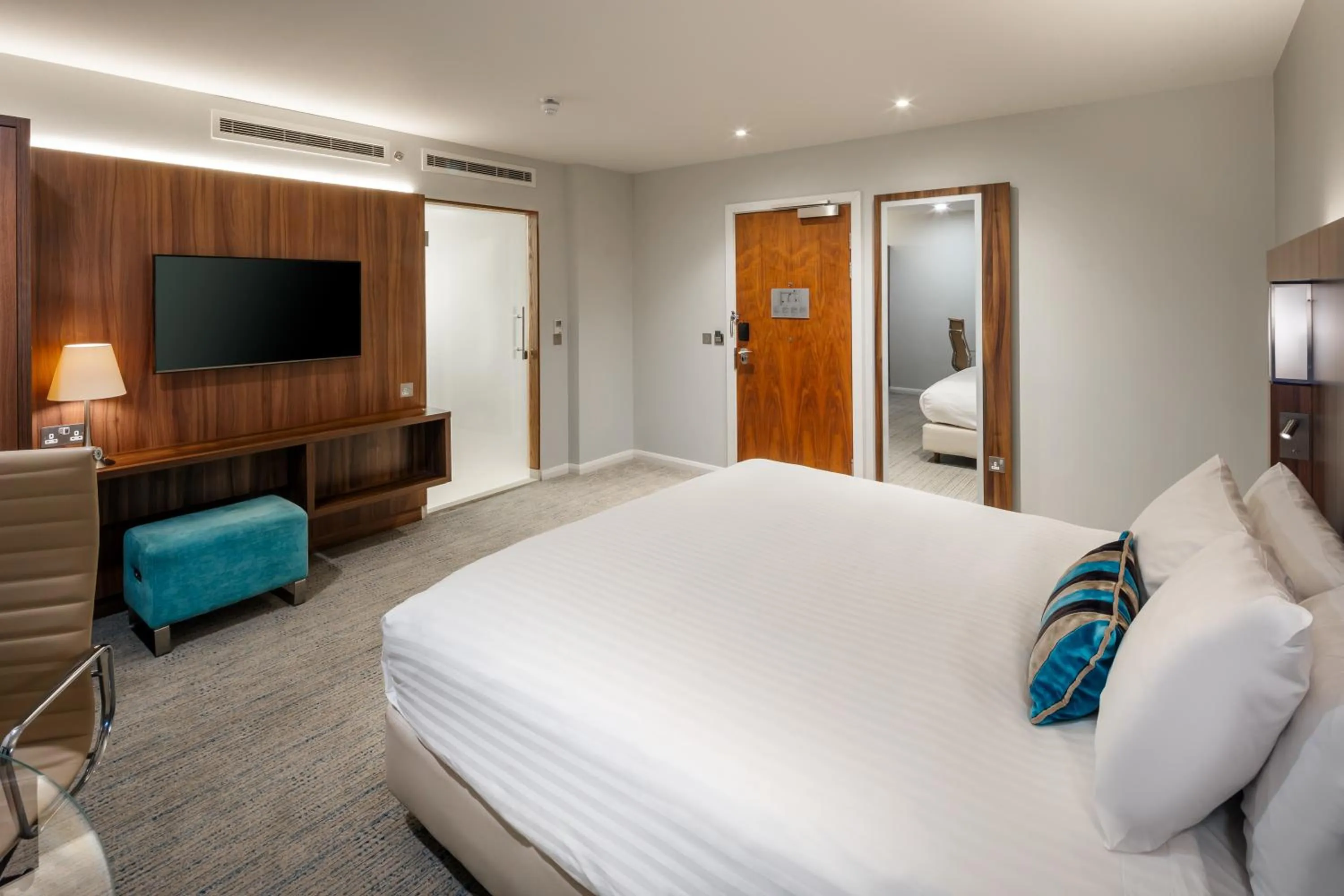 acessibility, Bed in Courtyard by Marriott Edinburgh