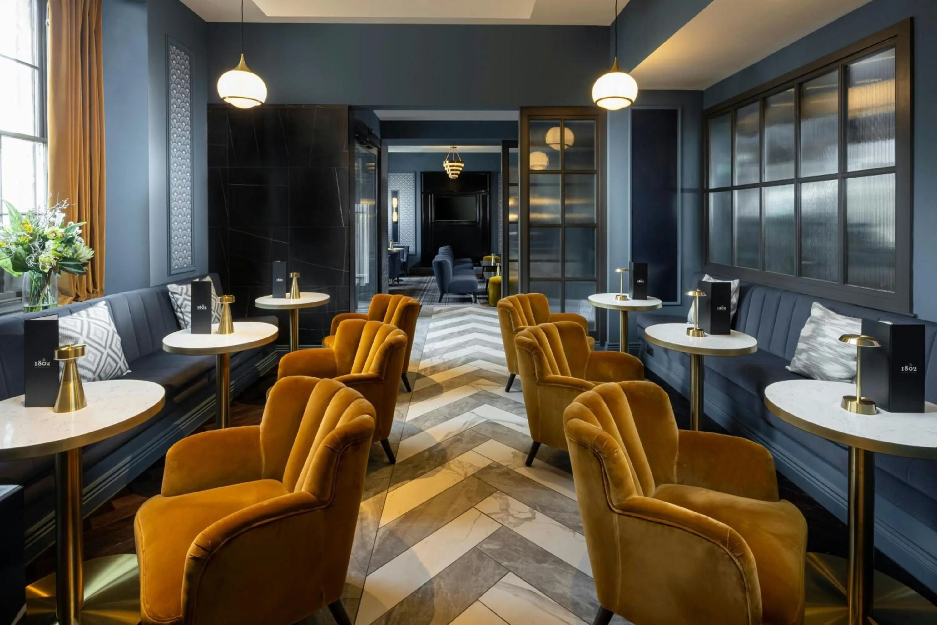 Lounge or bar in Courtyard by Marriott Edinburgh