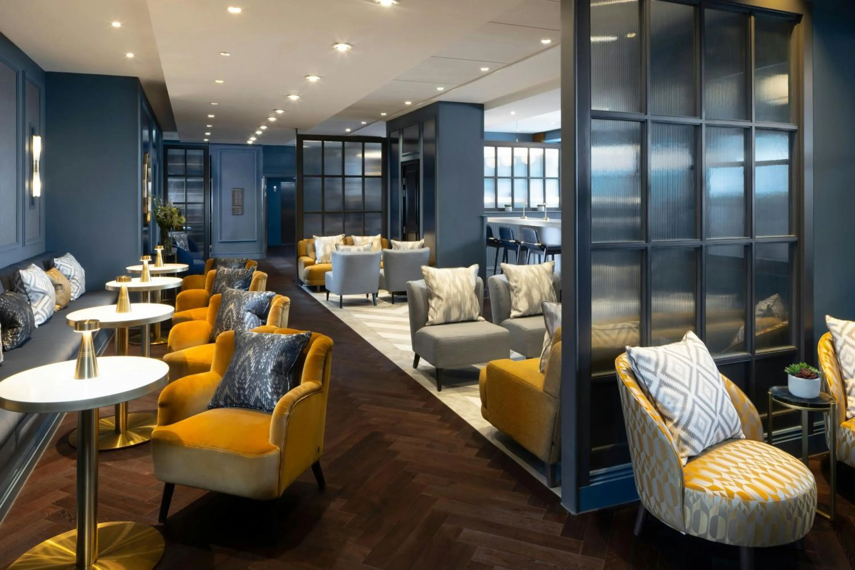 Lounge or bar in Courtyard by Marriott Edinburgh