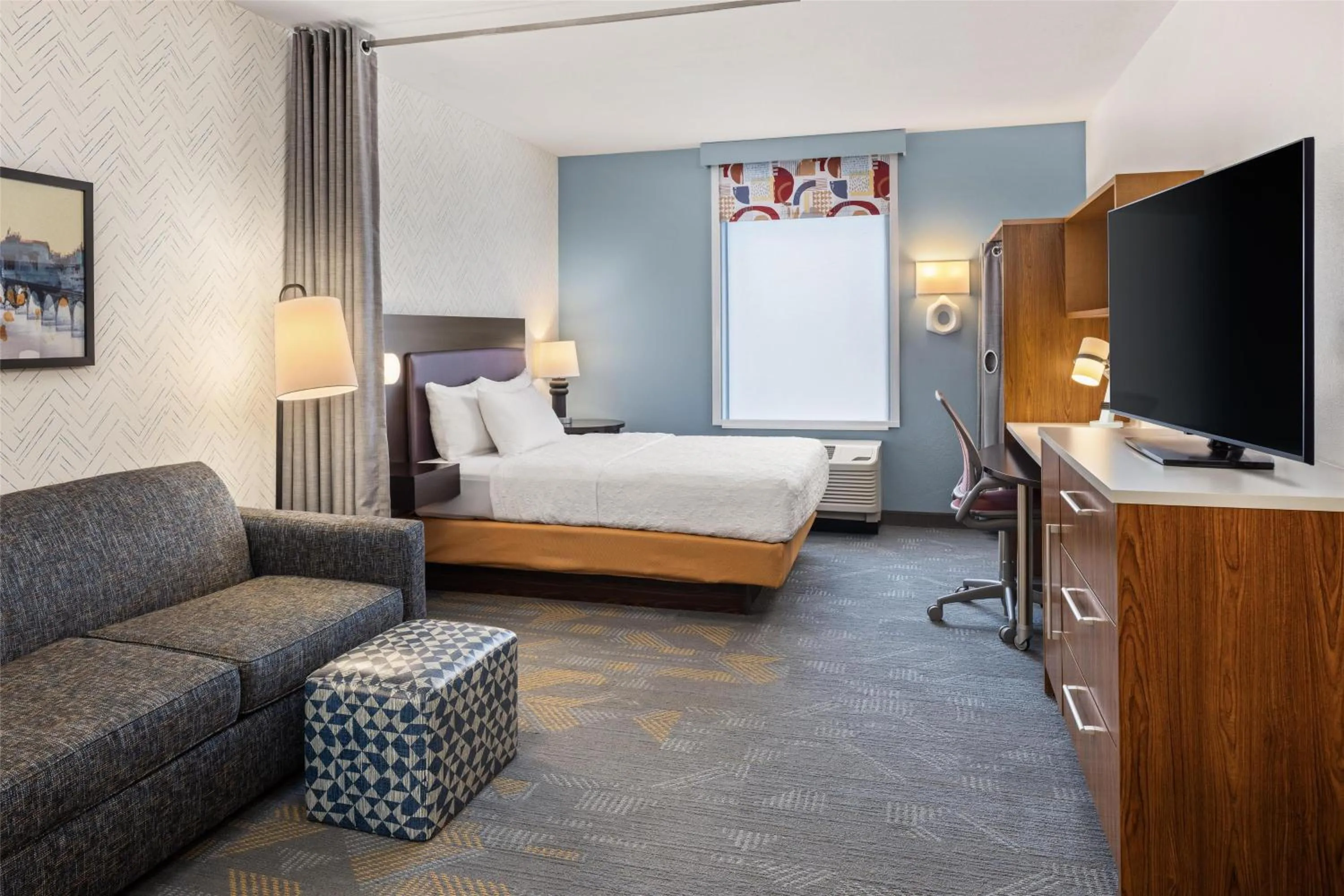 Living room, Bed in Home2 Suites by Hilton Roseville Minneapolis