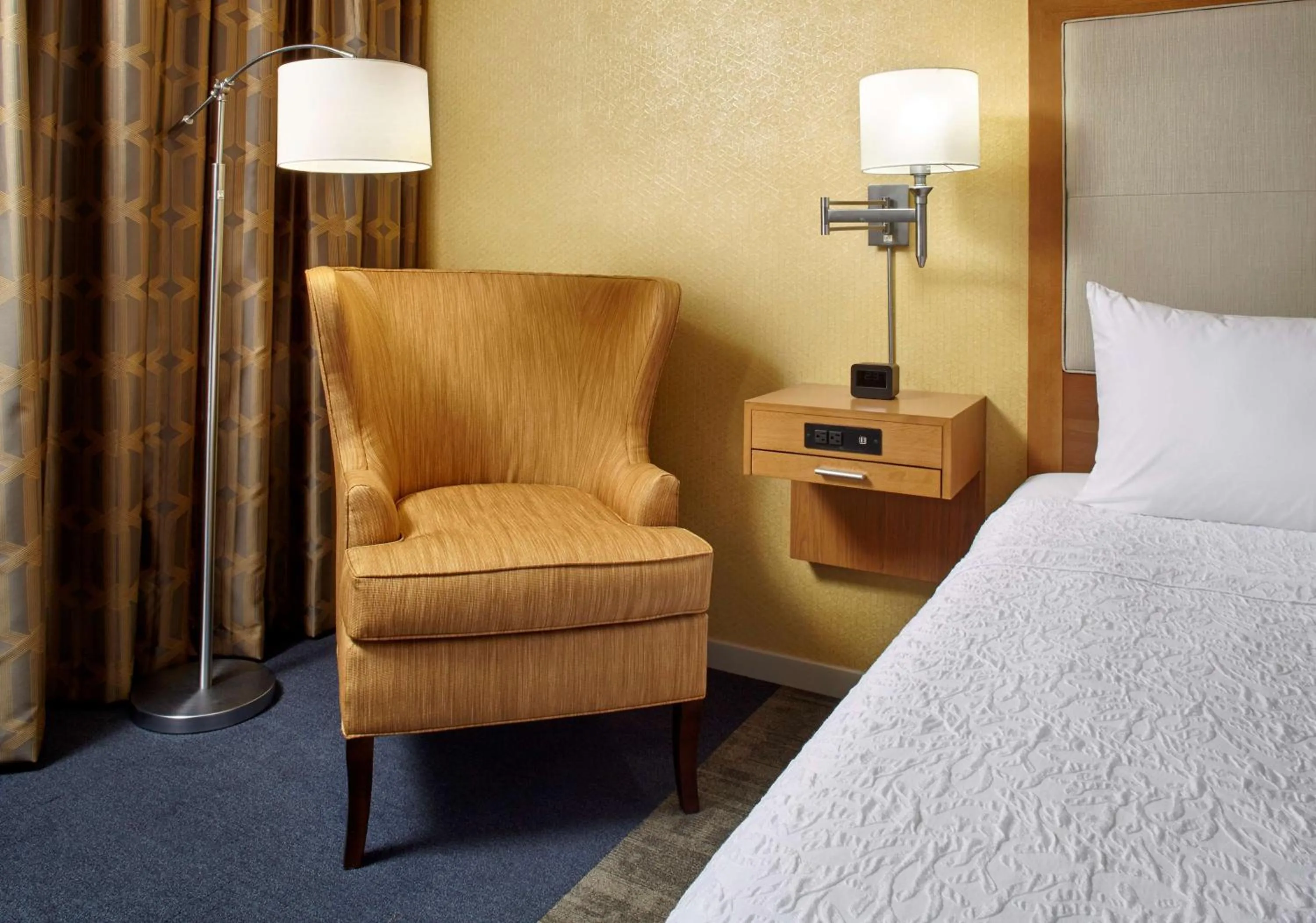 Living room, Bed in Hampton Inn & Suites Pittsburgh Airport South/Settlers Ridge