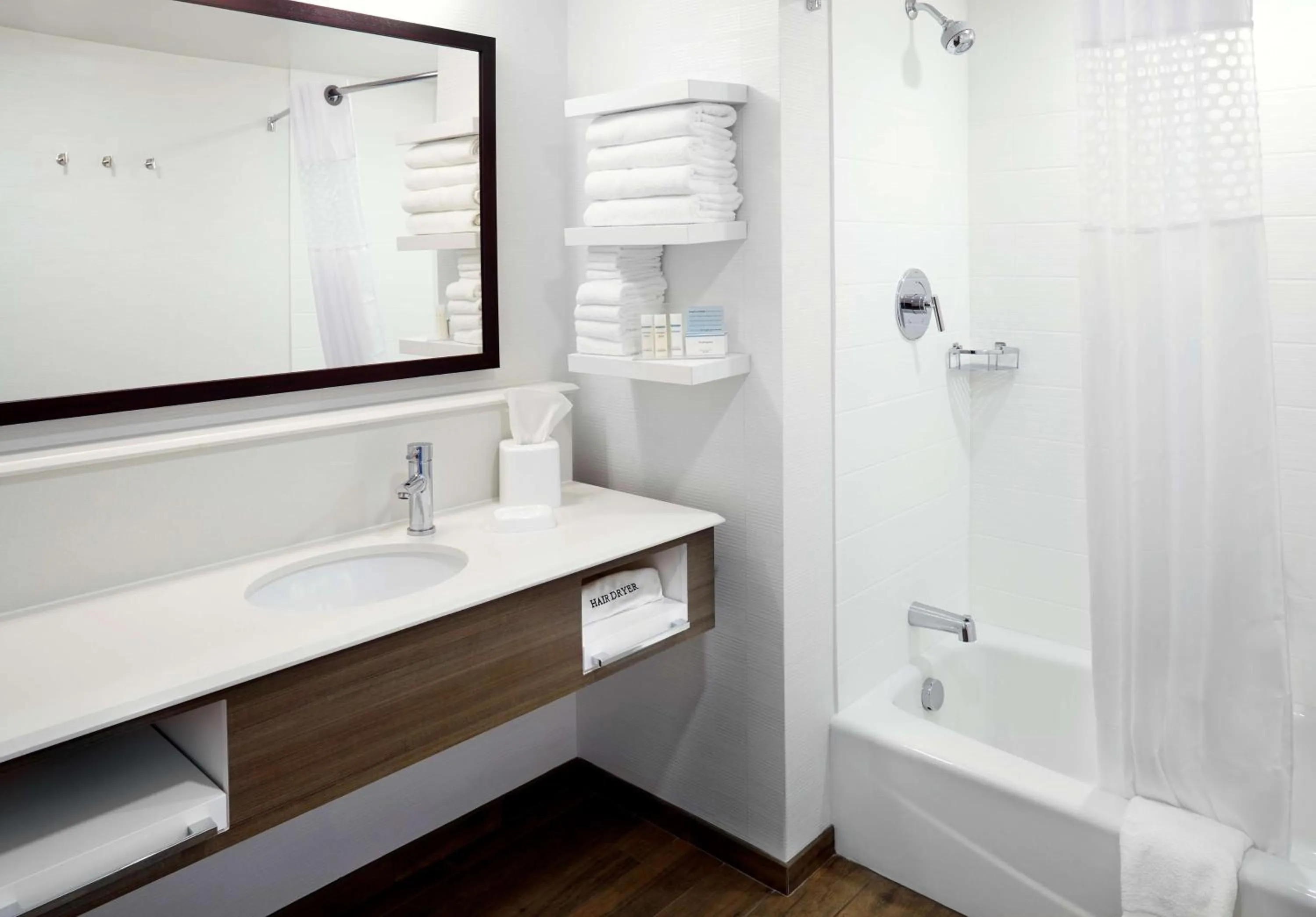 Bathroom in Hampton Inn & Suites Pittsburgh Airport South/Settlers Ridge