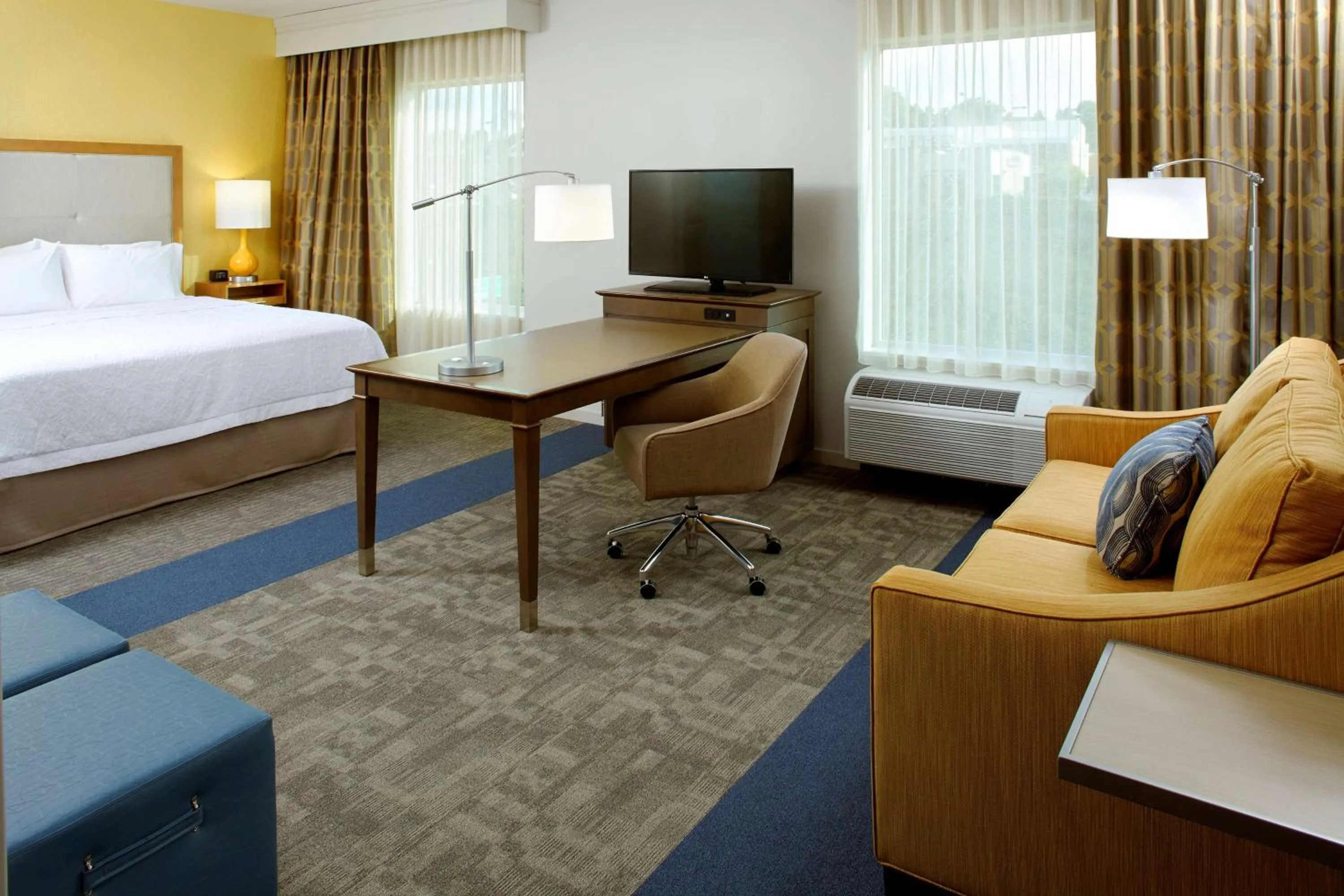Bed in Hampton Inn & Suites Pittsburgh Airport South/Settlers Ridge