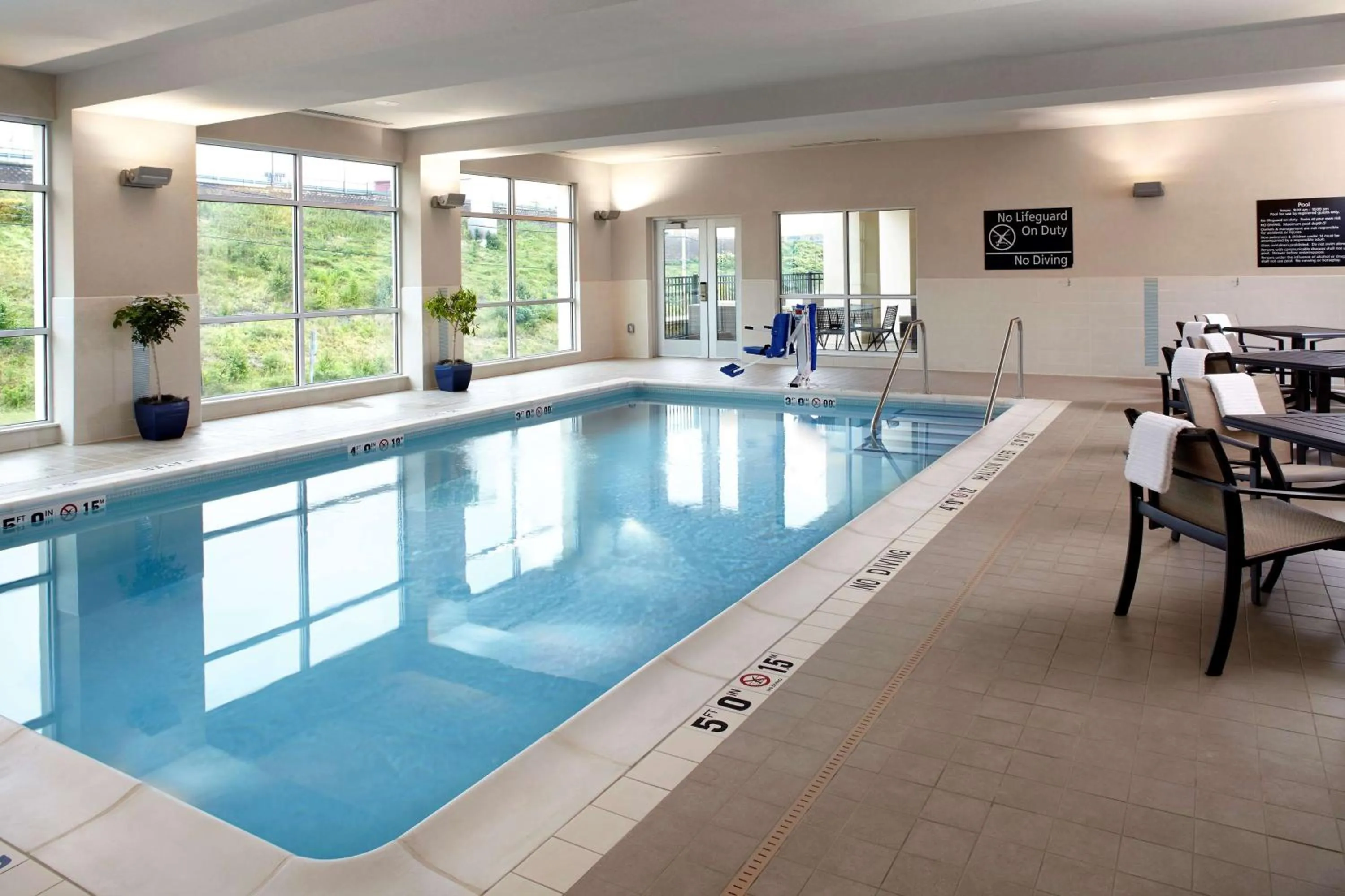 Pool view in Hampton Inn & Suites Pittsburgh Airport South/Settlers Ridge