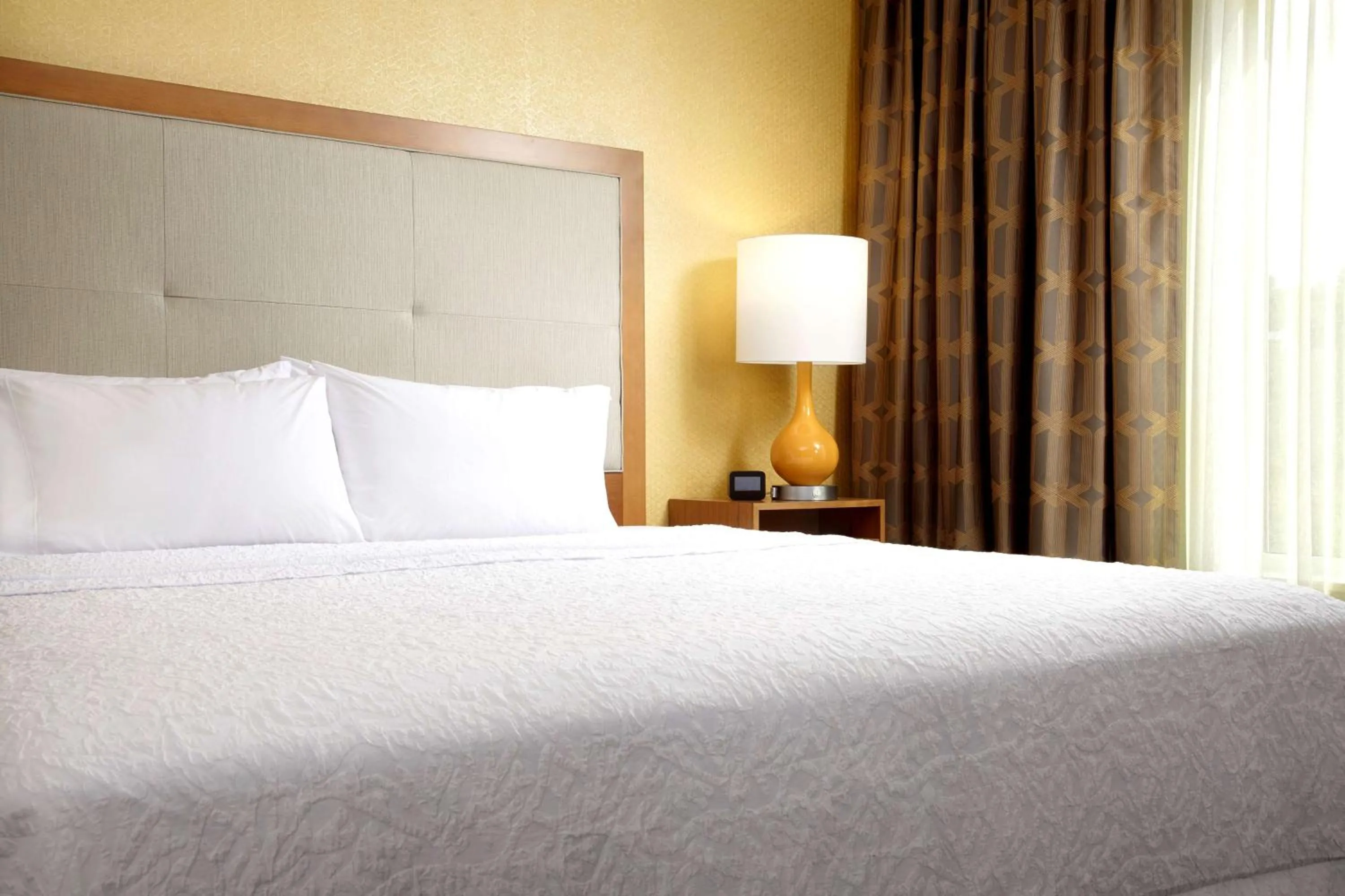 Bed in Hampton Inn & Suites Pittsburgh Airport South/Settlers Ridge
