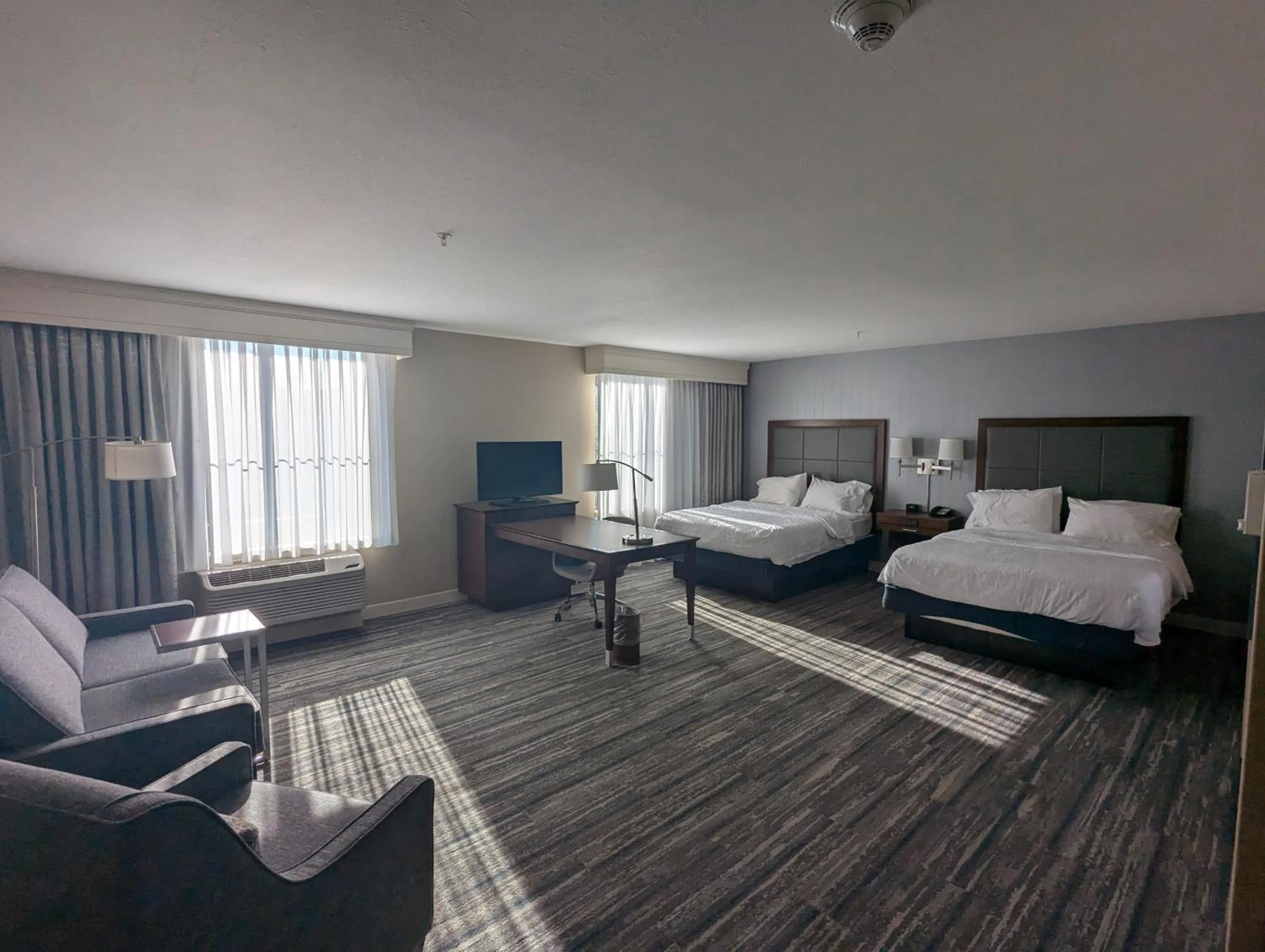 Photo of the whole room, Bed in Hampton Inn & Suites Cazenovia, NY