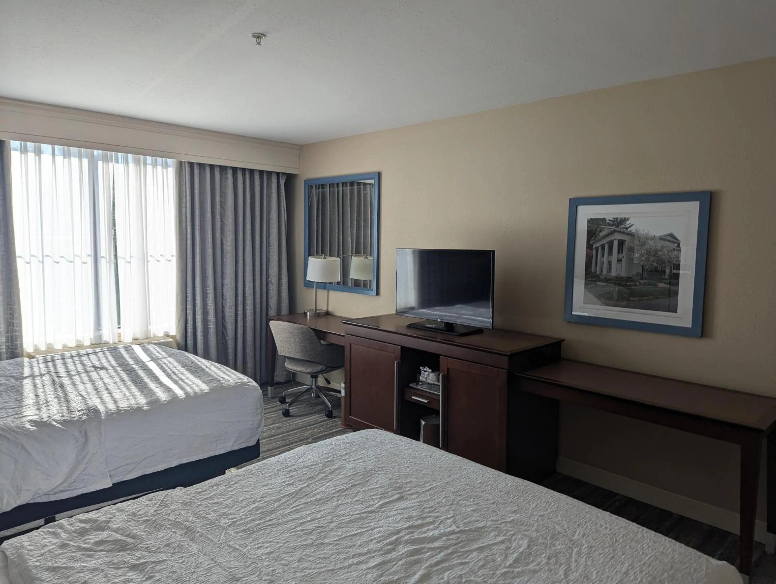 Bed in Hampton Inn & Suites Cazenovia, NY