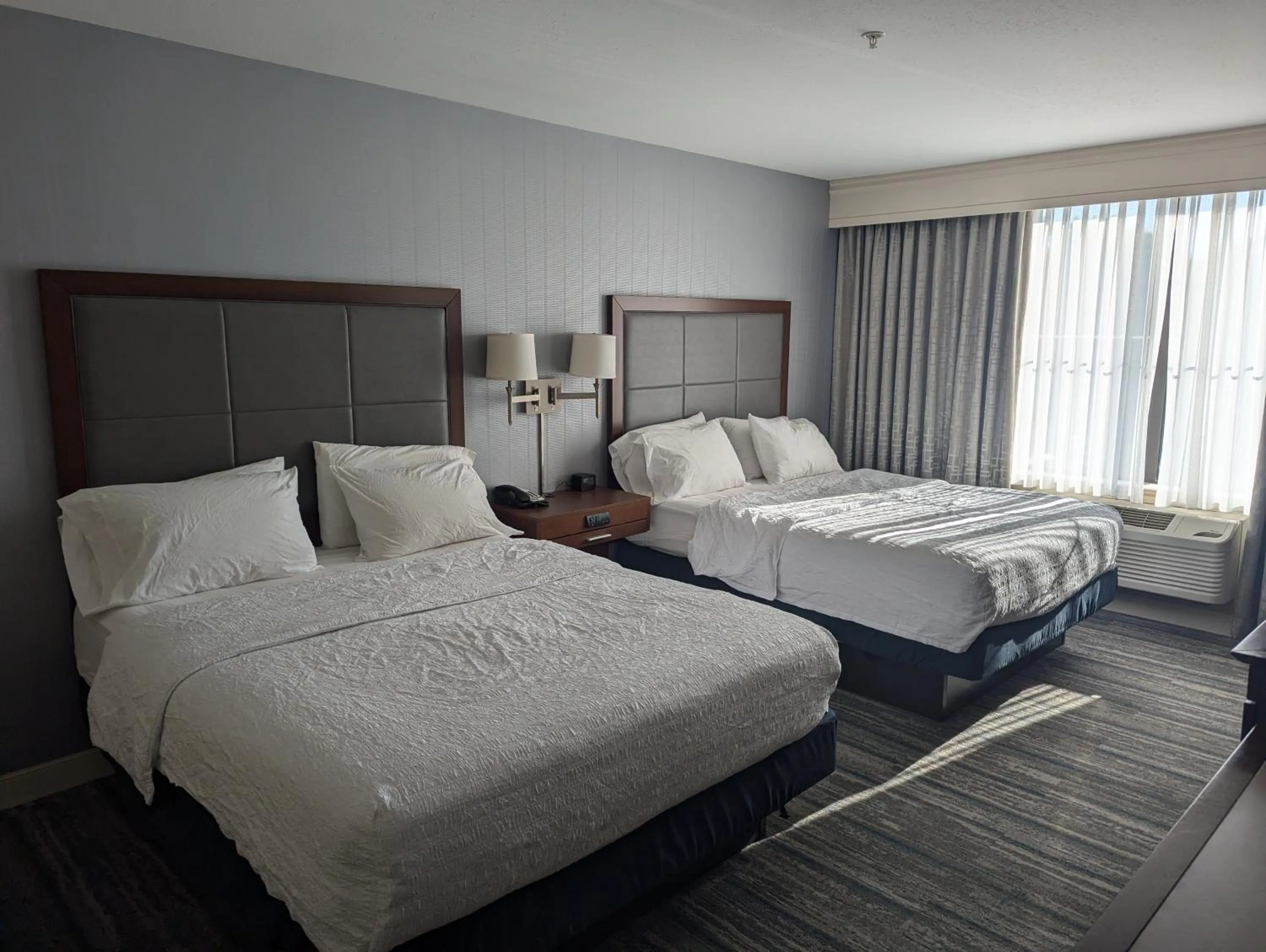 Bed in Hampton Inn & Suites Cazenovia, NY