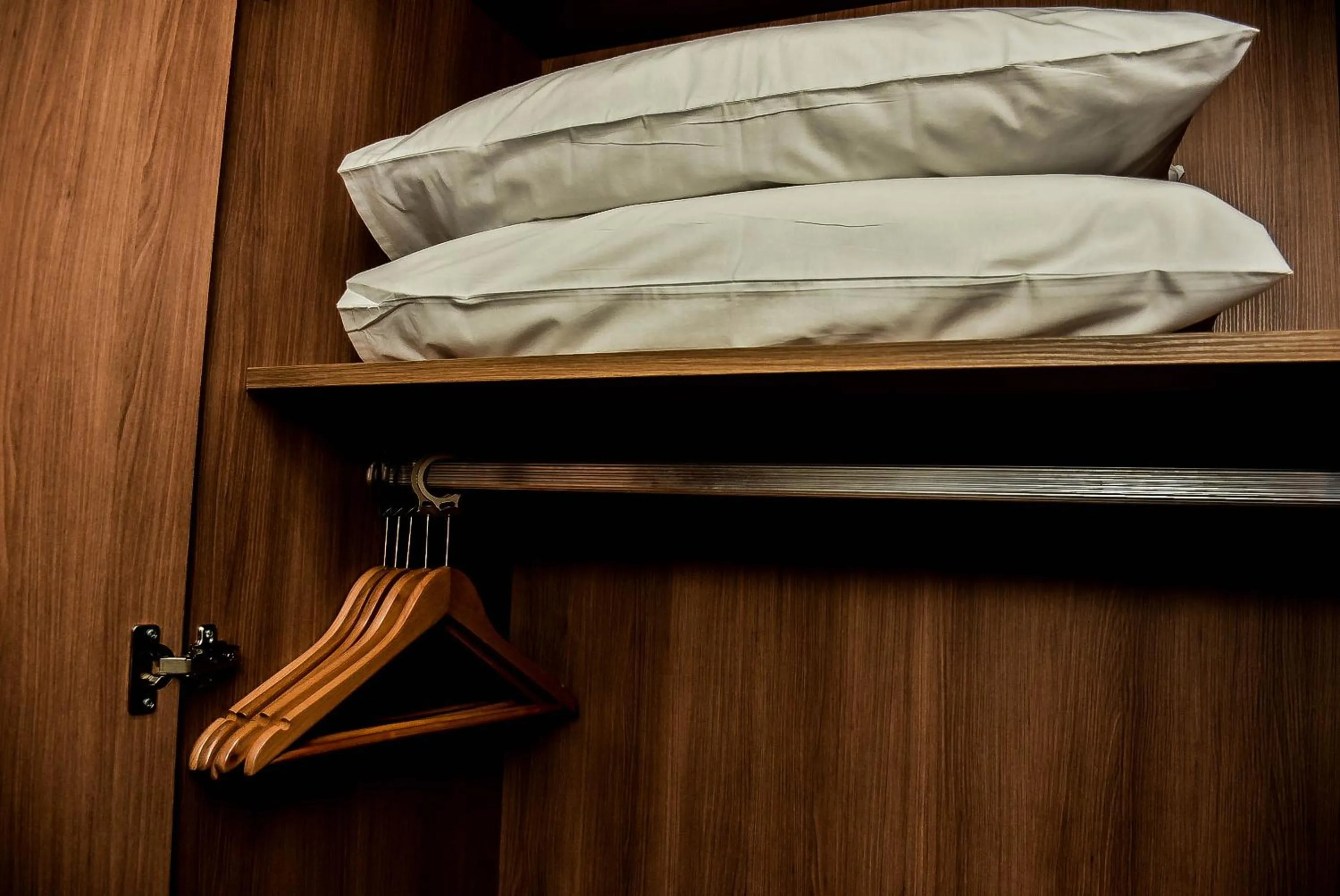 wardrobe, Bed in Mont Blanc Suites Duque de Caxias