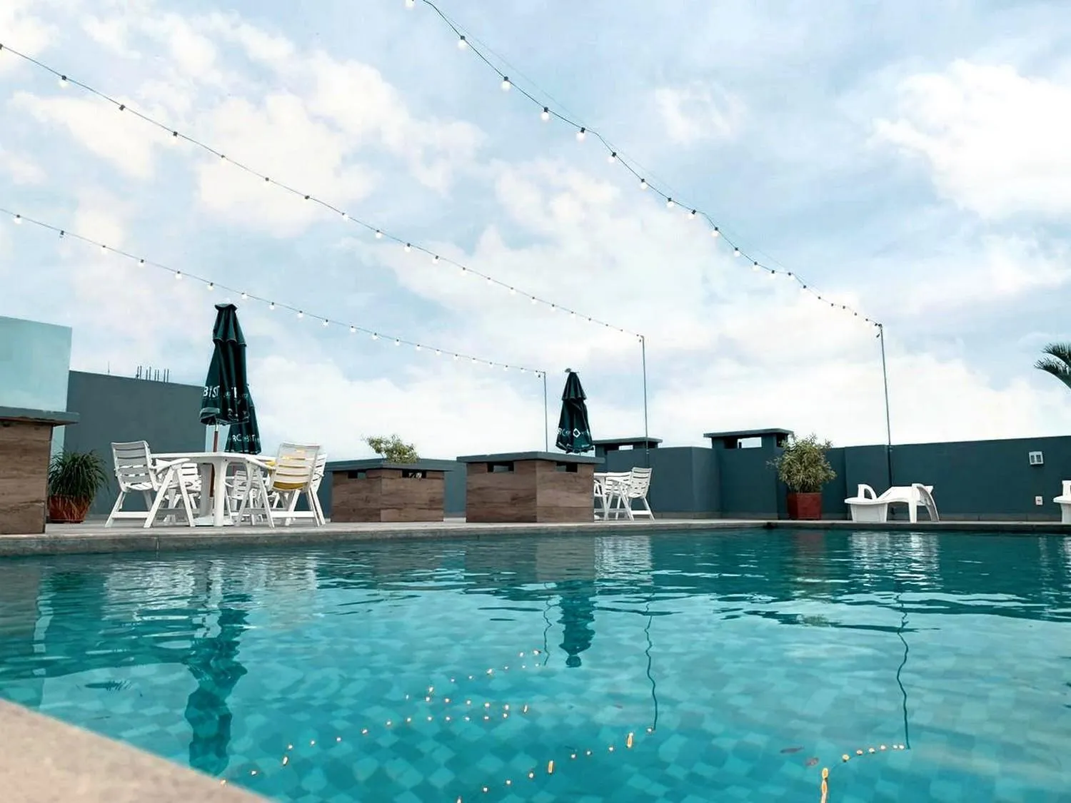 Swimming pool in Mont Blanc Suites Duque de Caxias