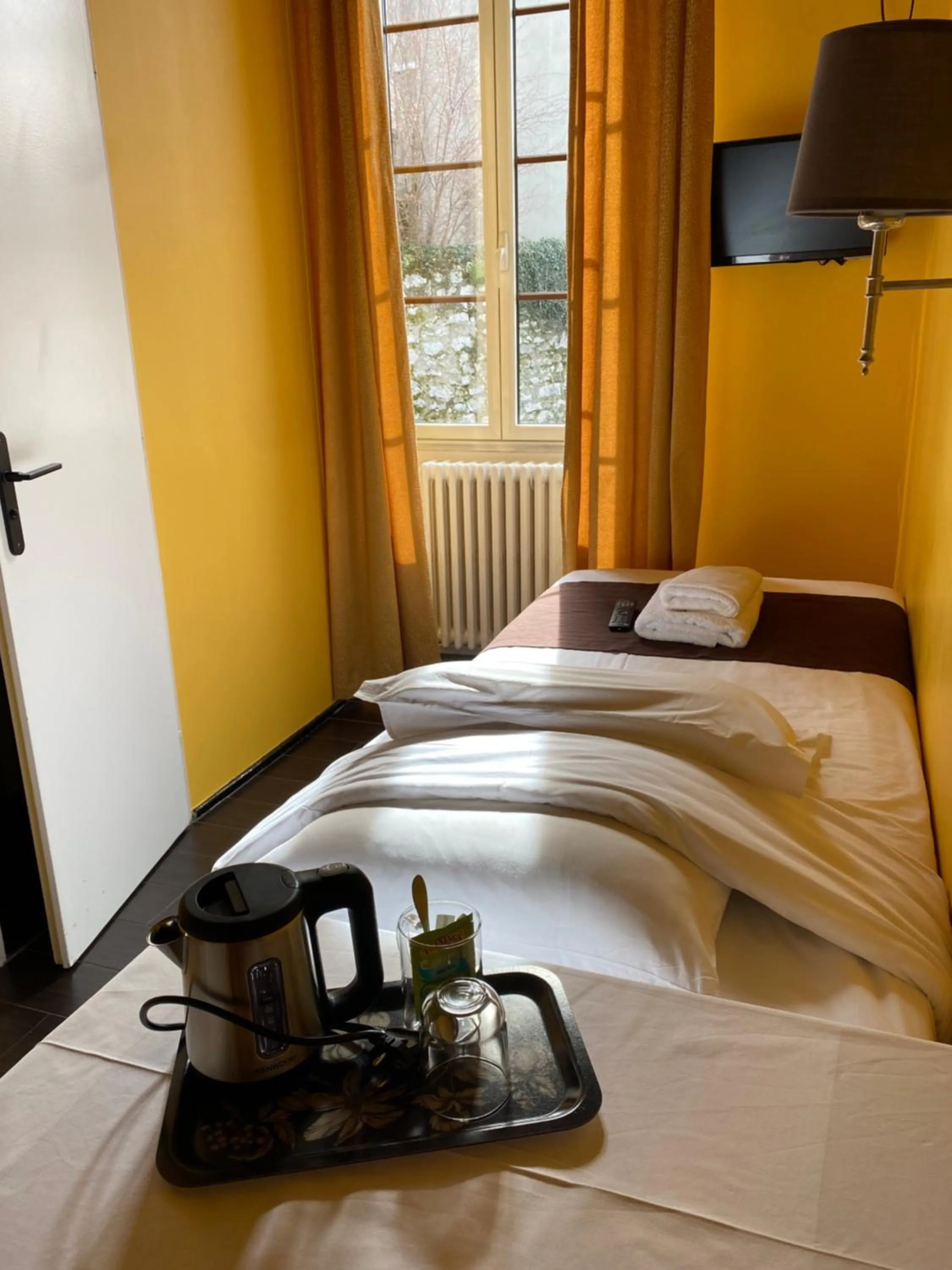 Property building, Bed in Hôtel du Château