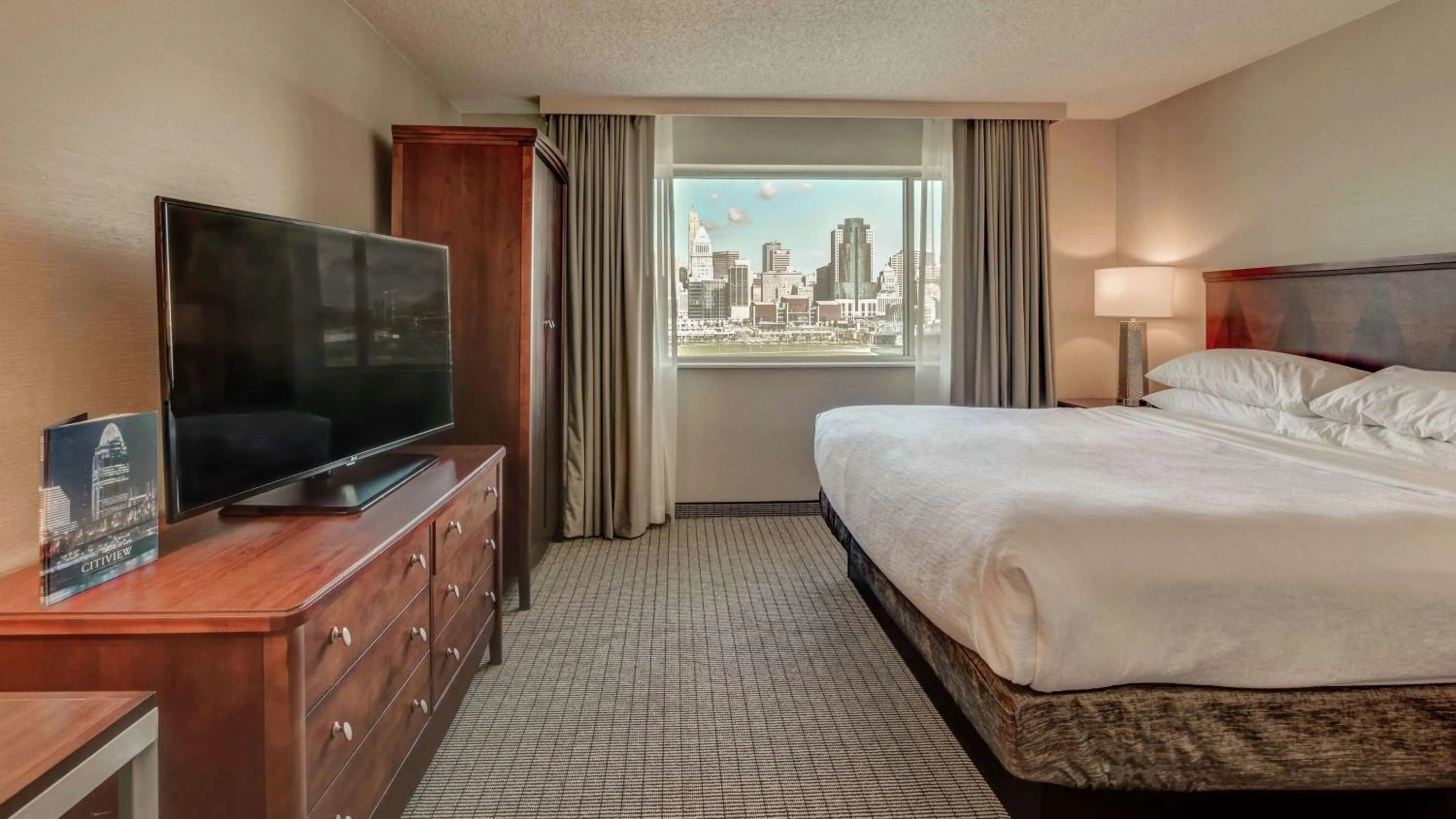 Bedroom, Bed in Embassy Suites Cincinnati - RiverCenter