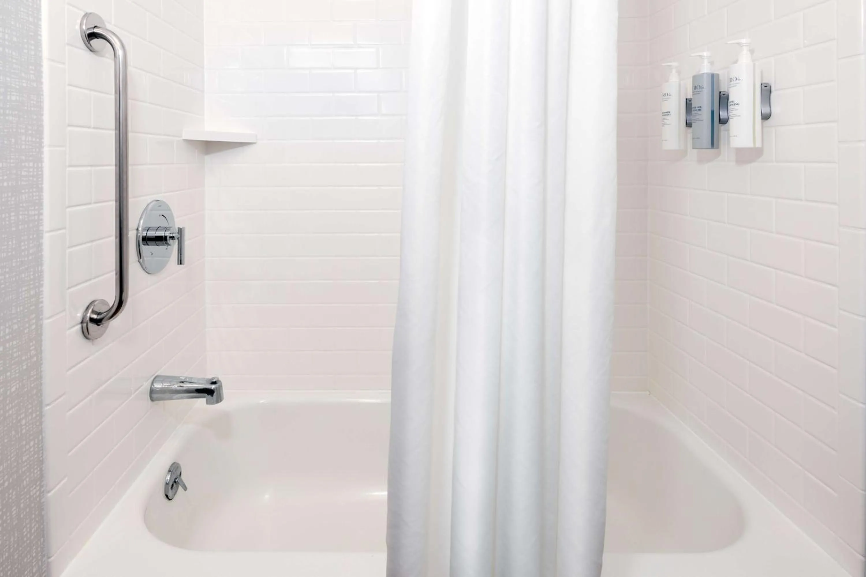 Bathroom in Hampton Inn Coventry-Warwick Area