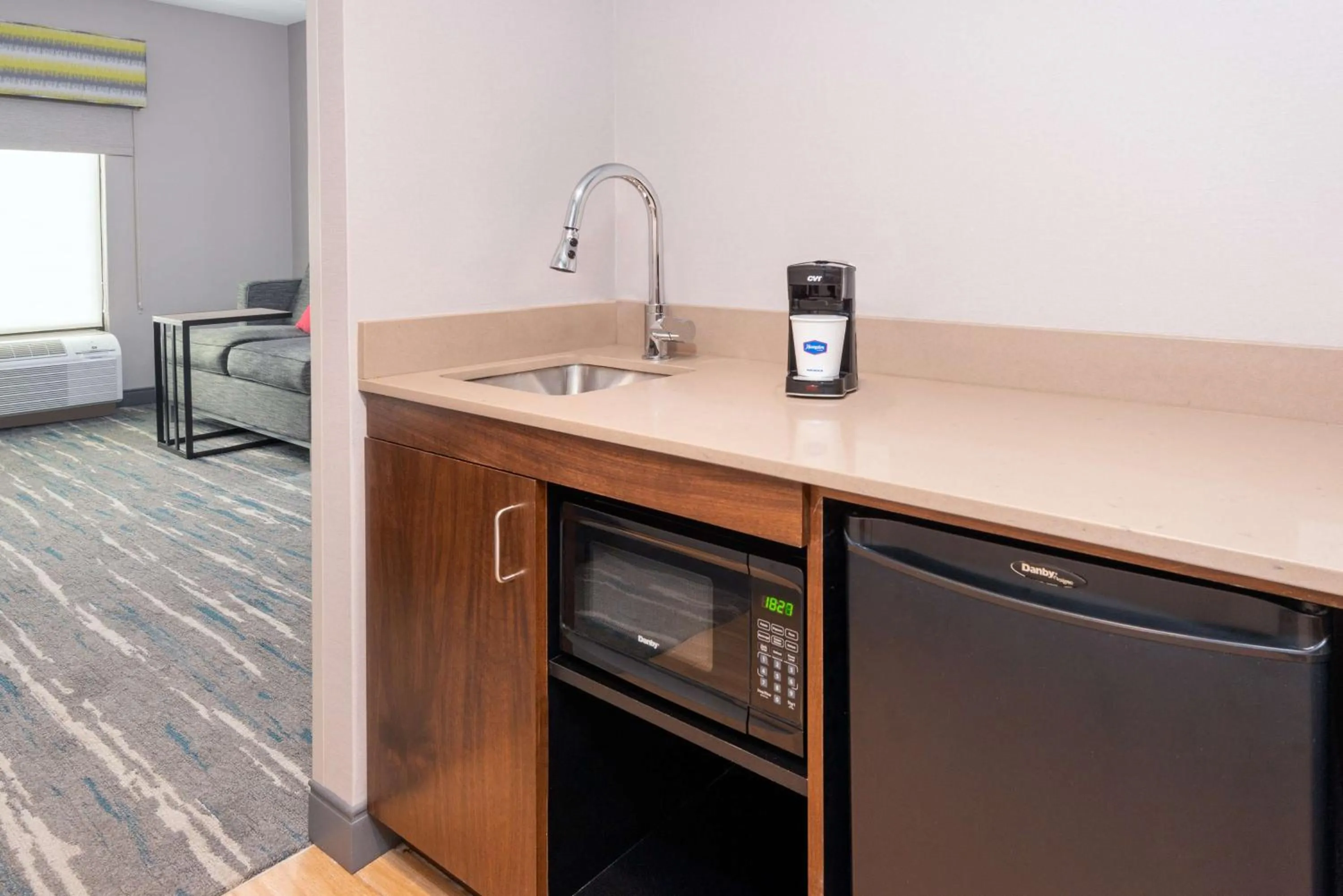 Photo of the whole room in Hampton Inn Coventry-Warwick Area