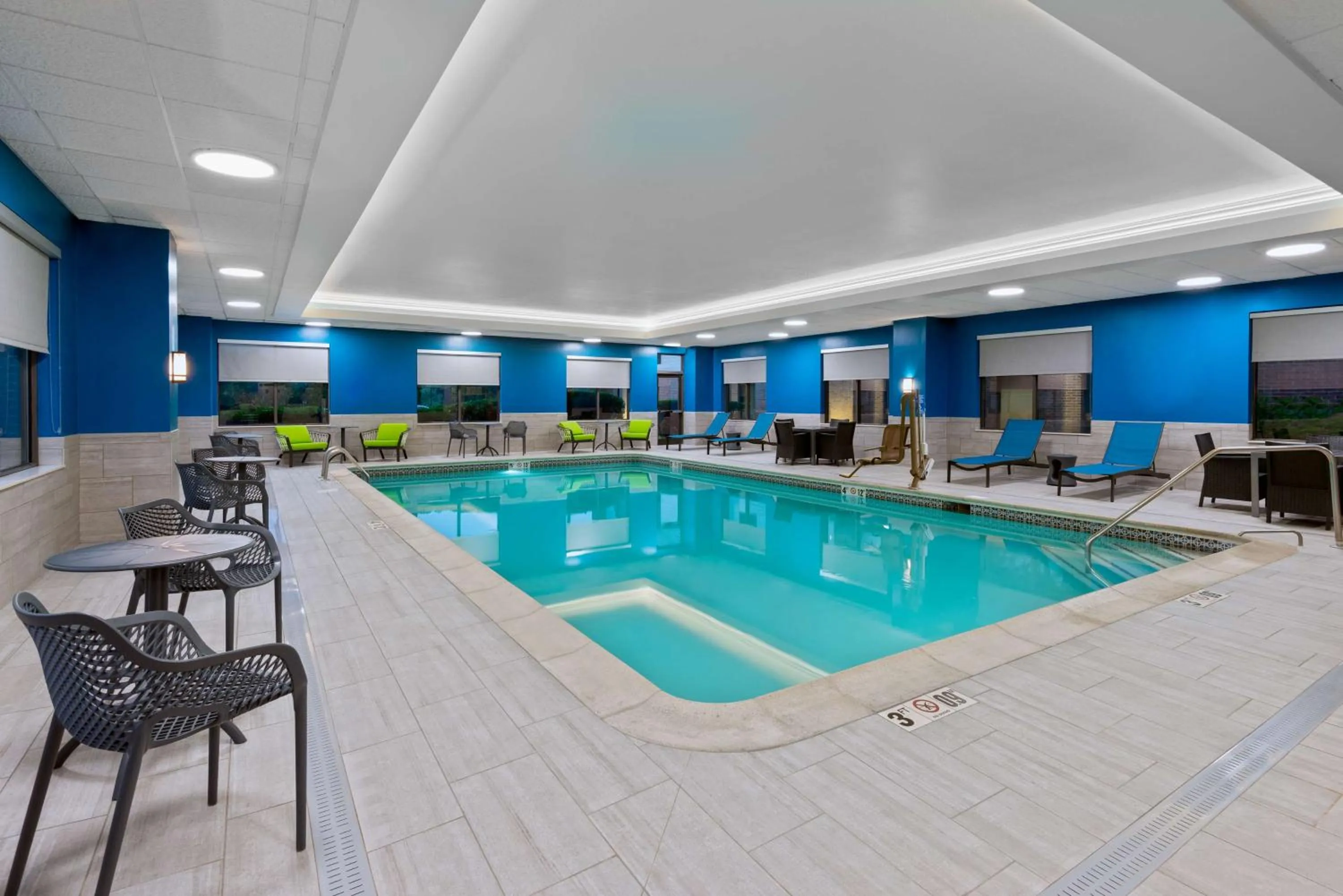 Pool view in Hampton Inn Coventry-Warwick Area