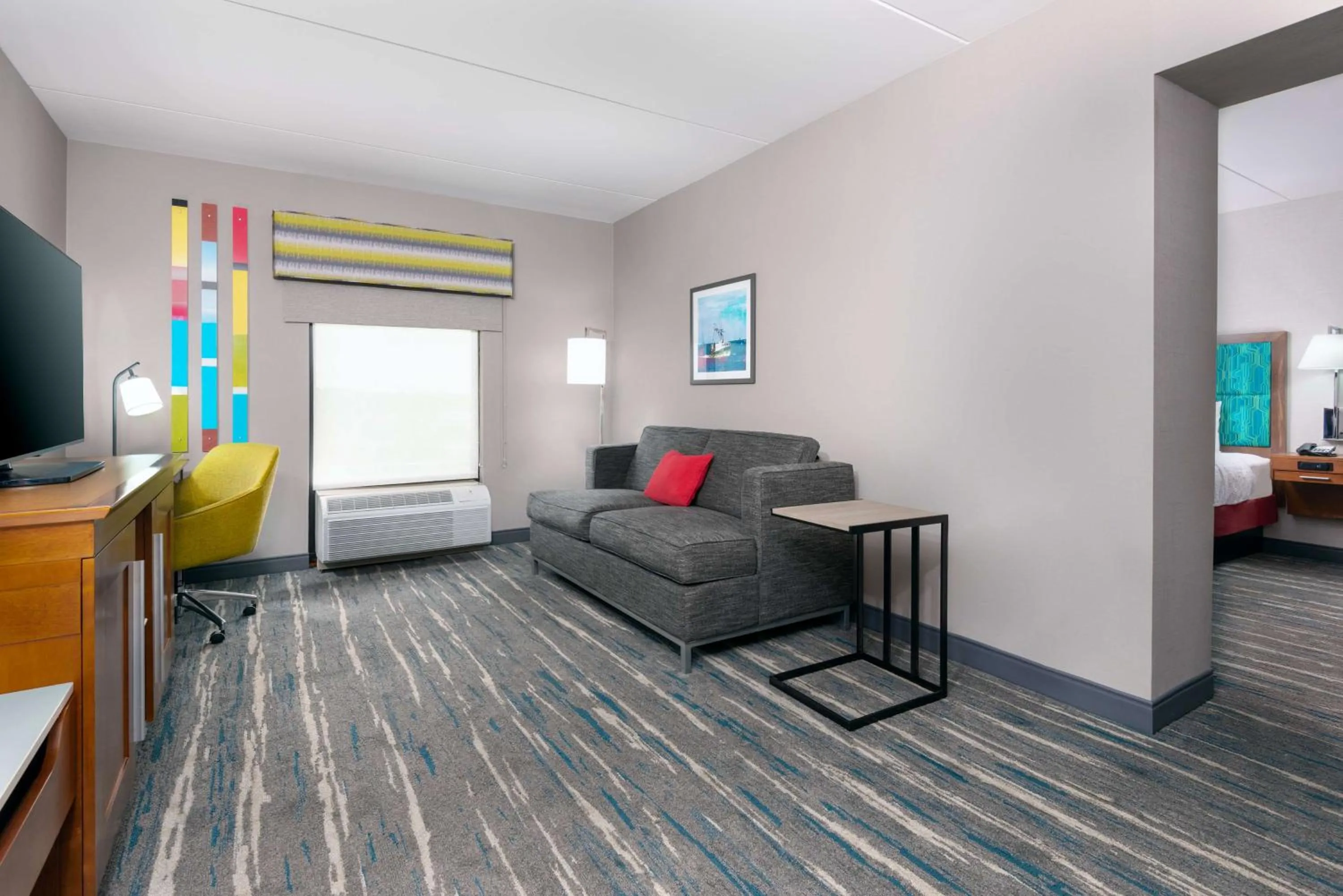 Living room, Bed in Hampton Inn Coventry-Warwick Area