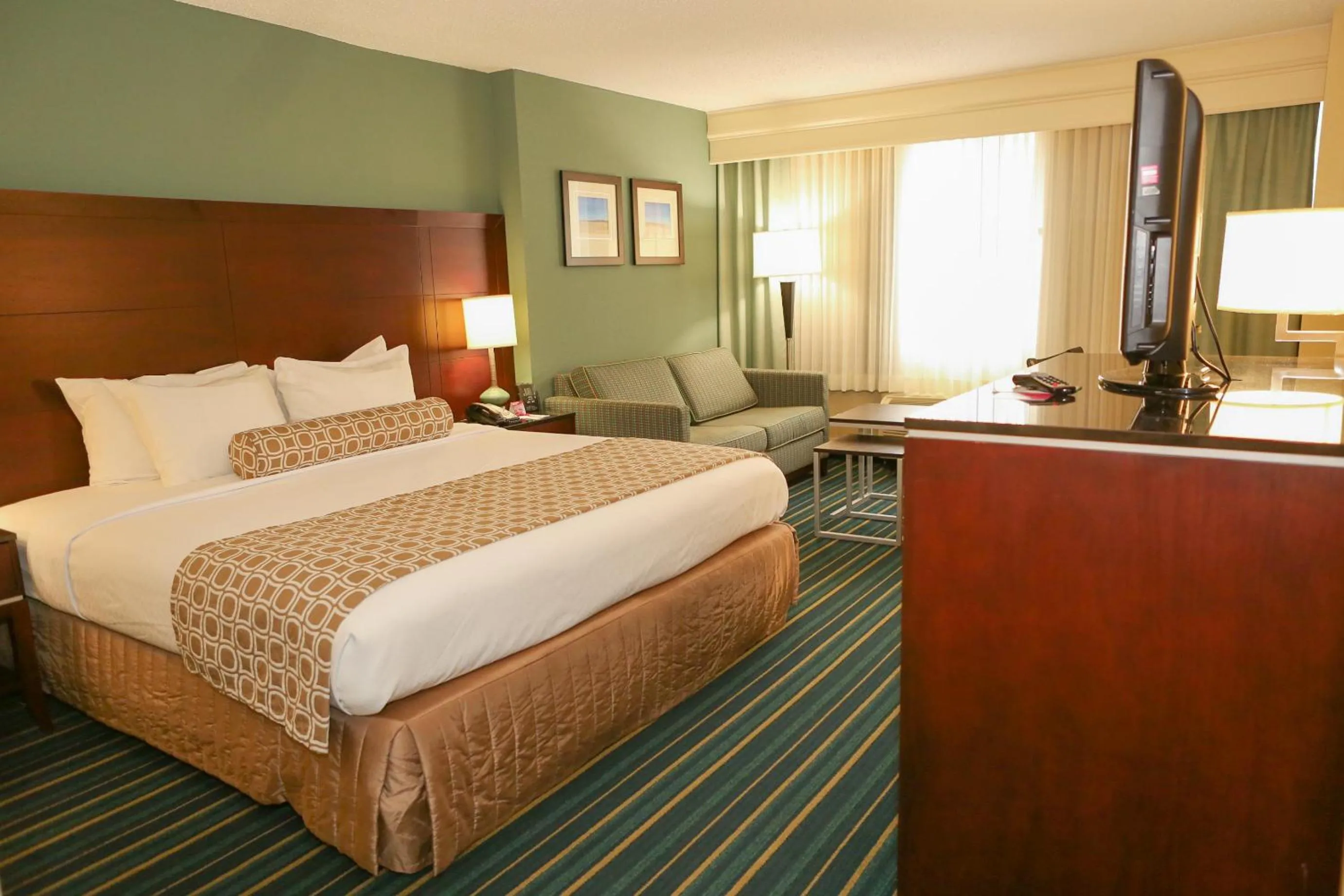 Photo of the whole room, Bed in Crowne Plaza Virginia Beach Town Center by IHG