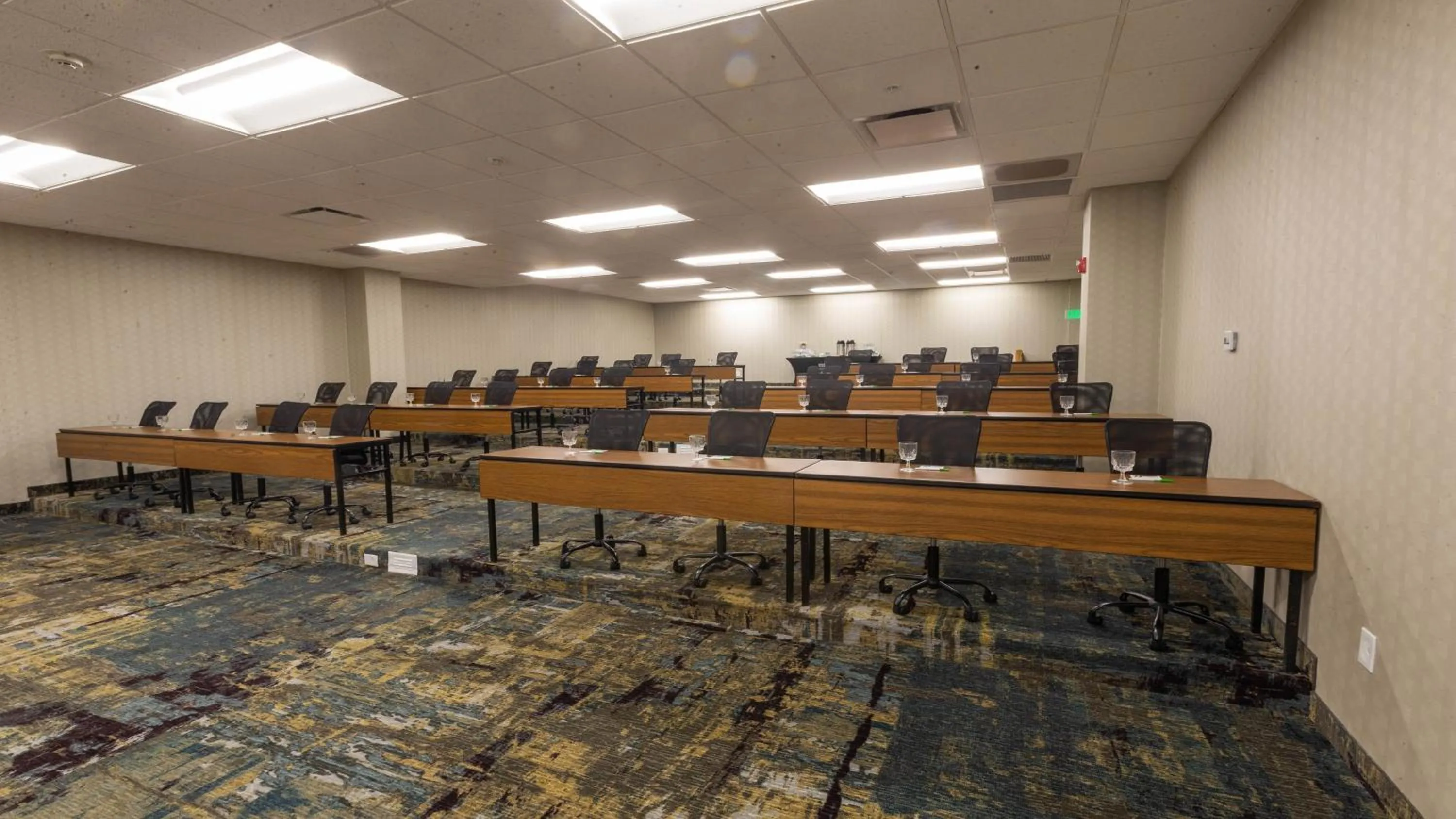 Meeting/conference room in Holiday Inn Cleveland - South Independence by IHG